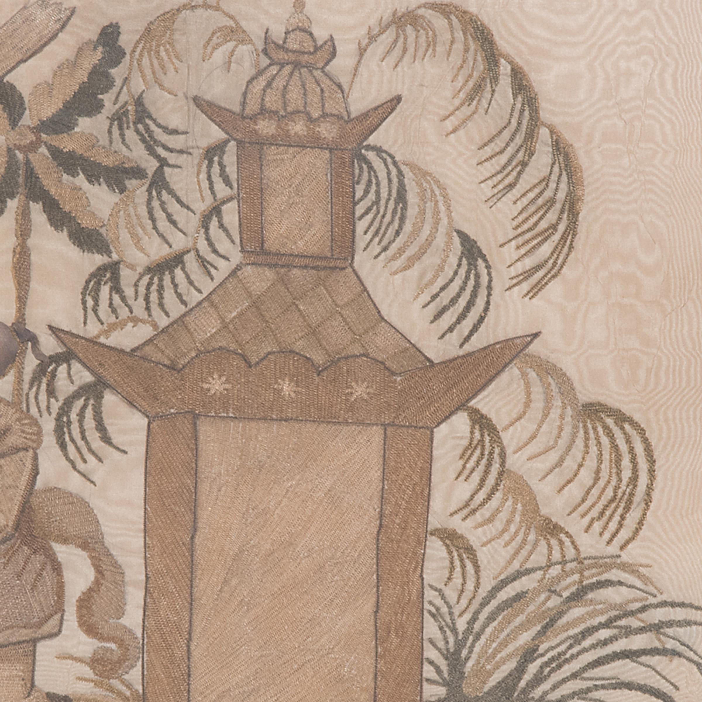 Chinoiseries Fragment de broderie européenne en forme de pagode et de Phoenix, c.C. 1900 en vente