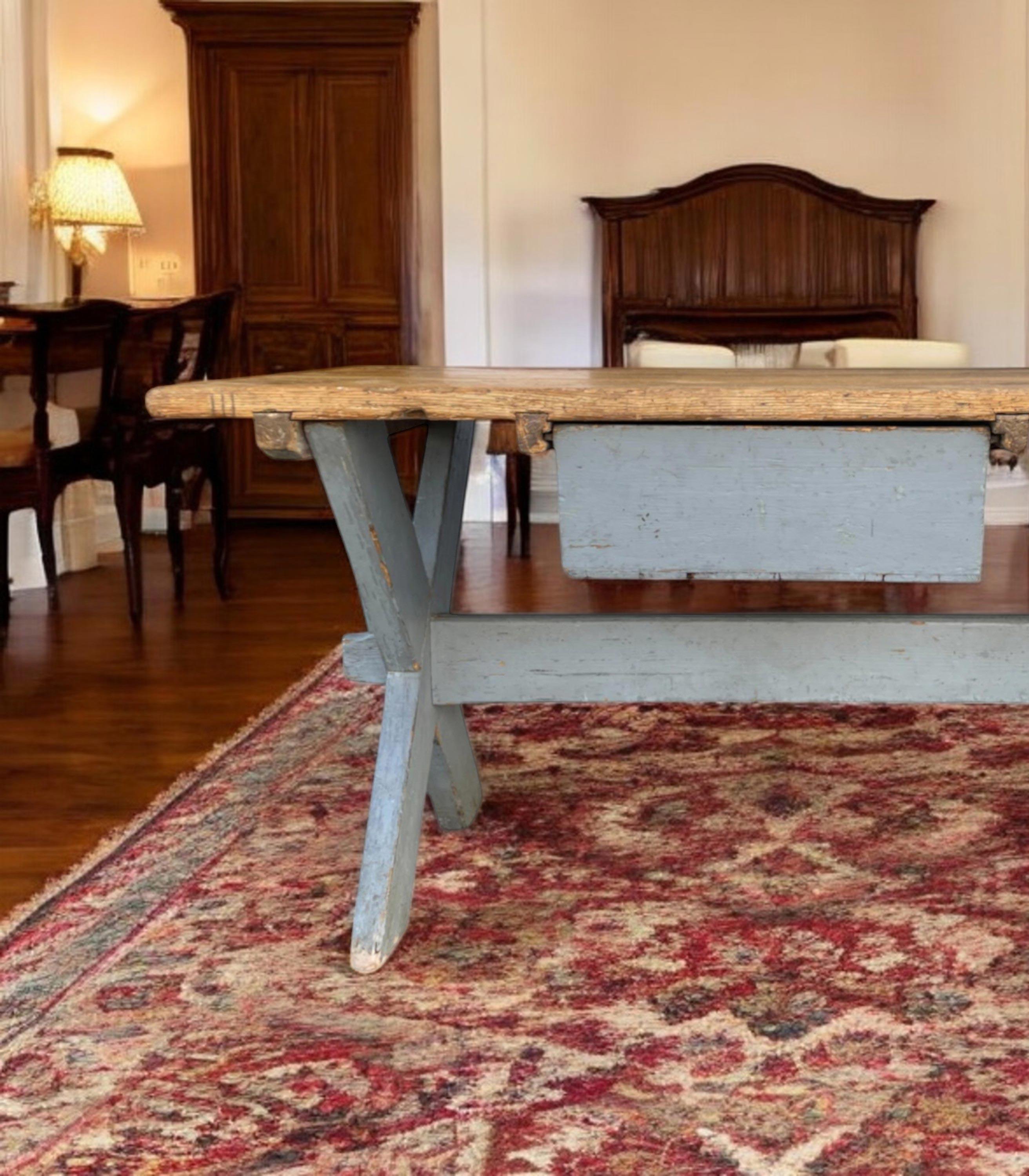 Table ancienne en sapin peint

Dimensions : H. 78 cm - Dessus 150 cm x 90 cm
Époque : Fin du XVIIIe siècle
Origine : Tyrol
Bois : sapin

Description
Table rustique en bois de sapin. Les pieds ont la structure caractéristique en 