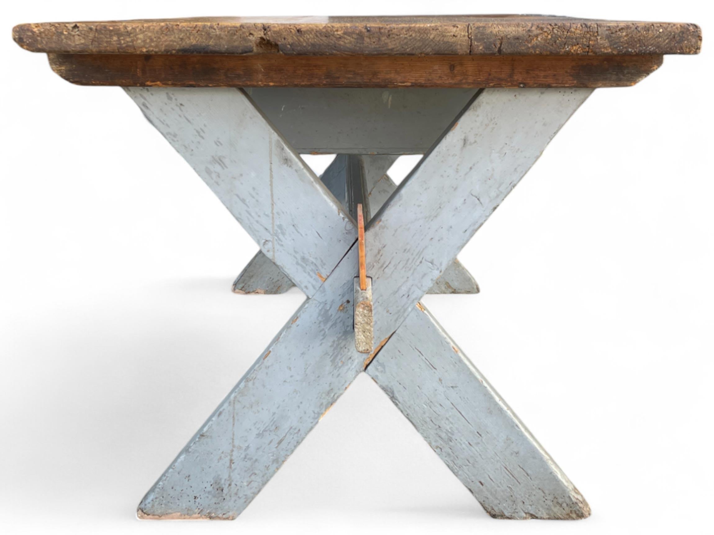 Late 18th Century Table en sapin peinte à l'européenne en vente