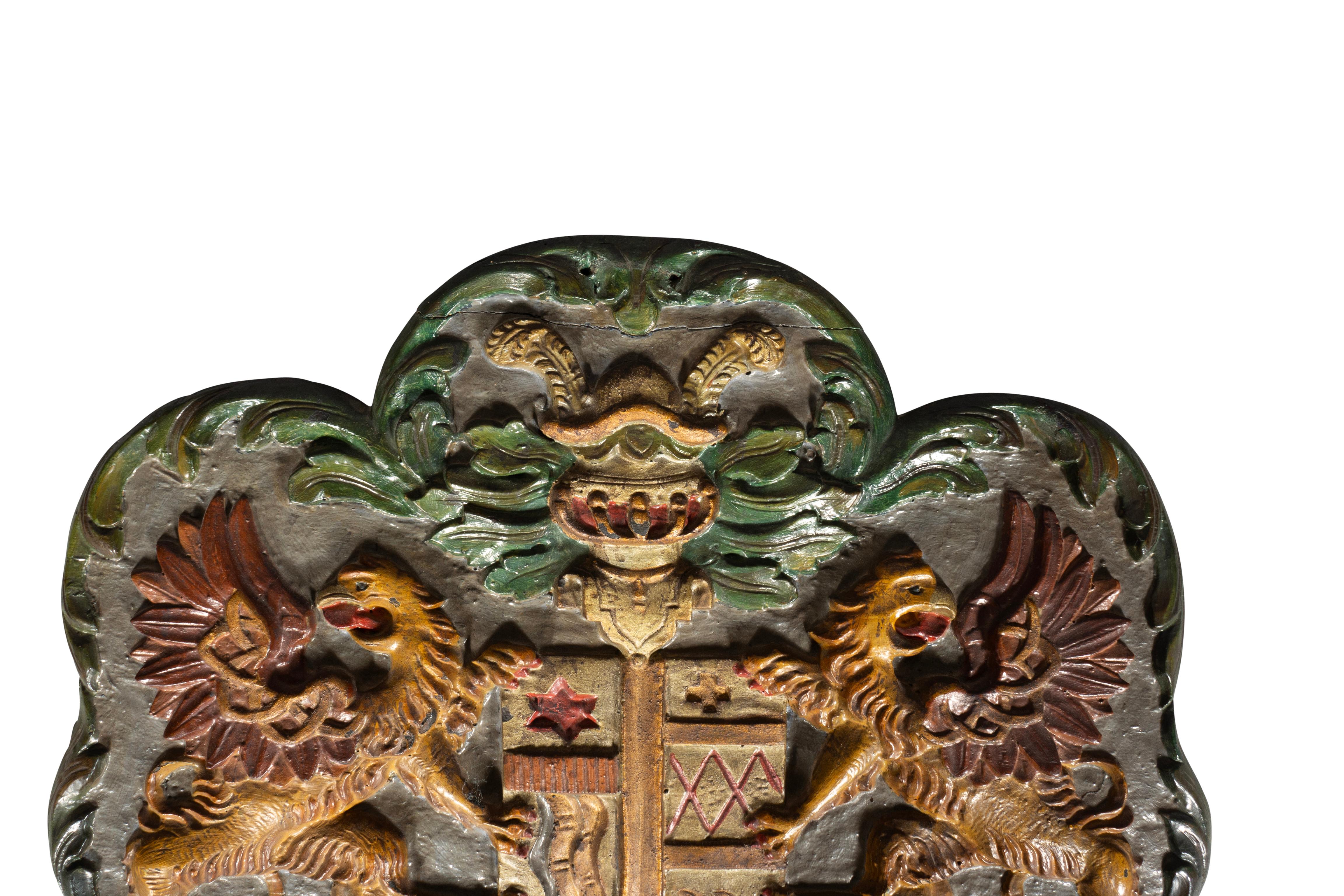 Europäisches bemaltes Wood Wood Wappen (19. Jahrhundert) im Angebot