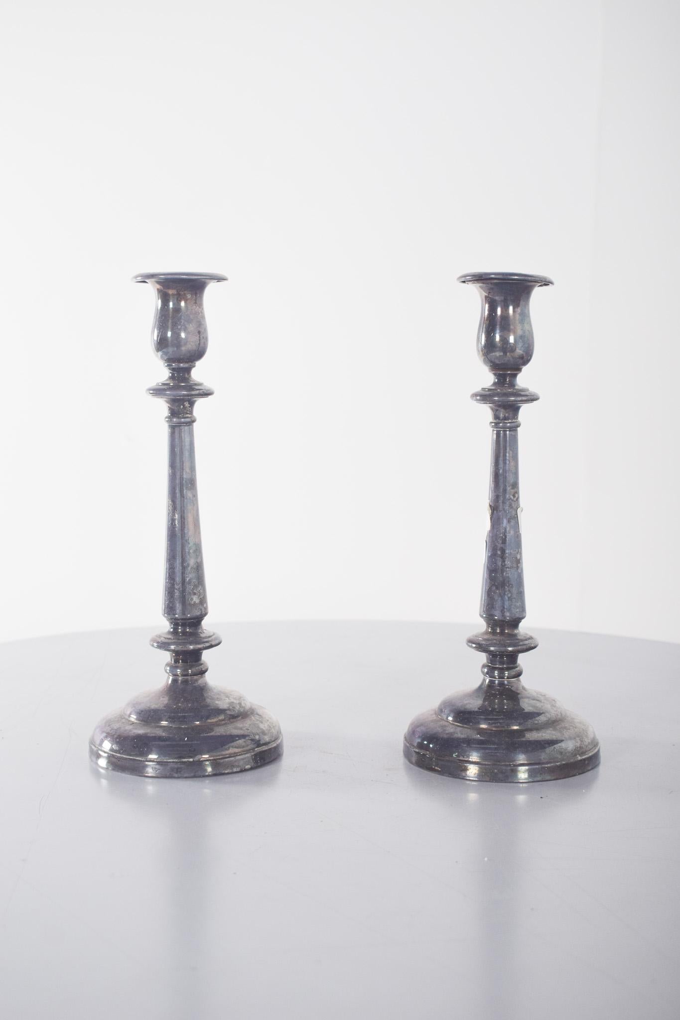 Pair of shell candlesticks. With a slender, elegant structure, with a rounded, stable base, slender stem and a slightly bulging top cup, intended to hold candles.
Casquinha, a metal alloy often used as a substitute for silver, gives the pieces a