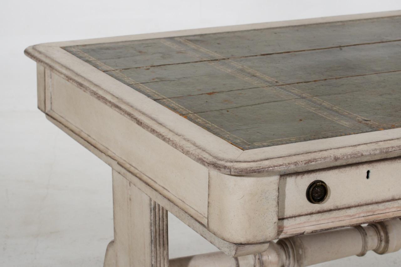 Seltener europäischer Partnerschreibtisch, mit Bronzefüßen und Lederplatte, um 1820
H. 74 H-Schürze. 58 B. 153 T. 111 cm
H. 29,1 H. Schürze. 22,8 B. 60,2 T. 43,7 Zoll.