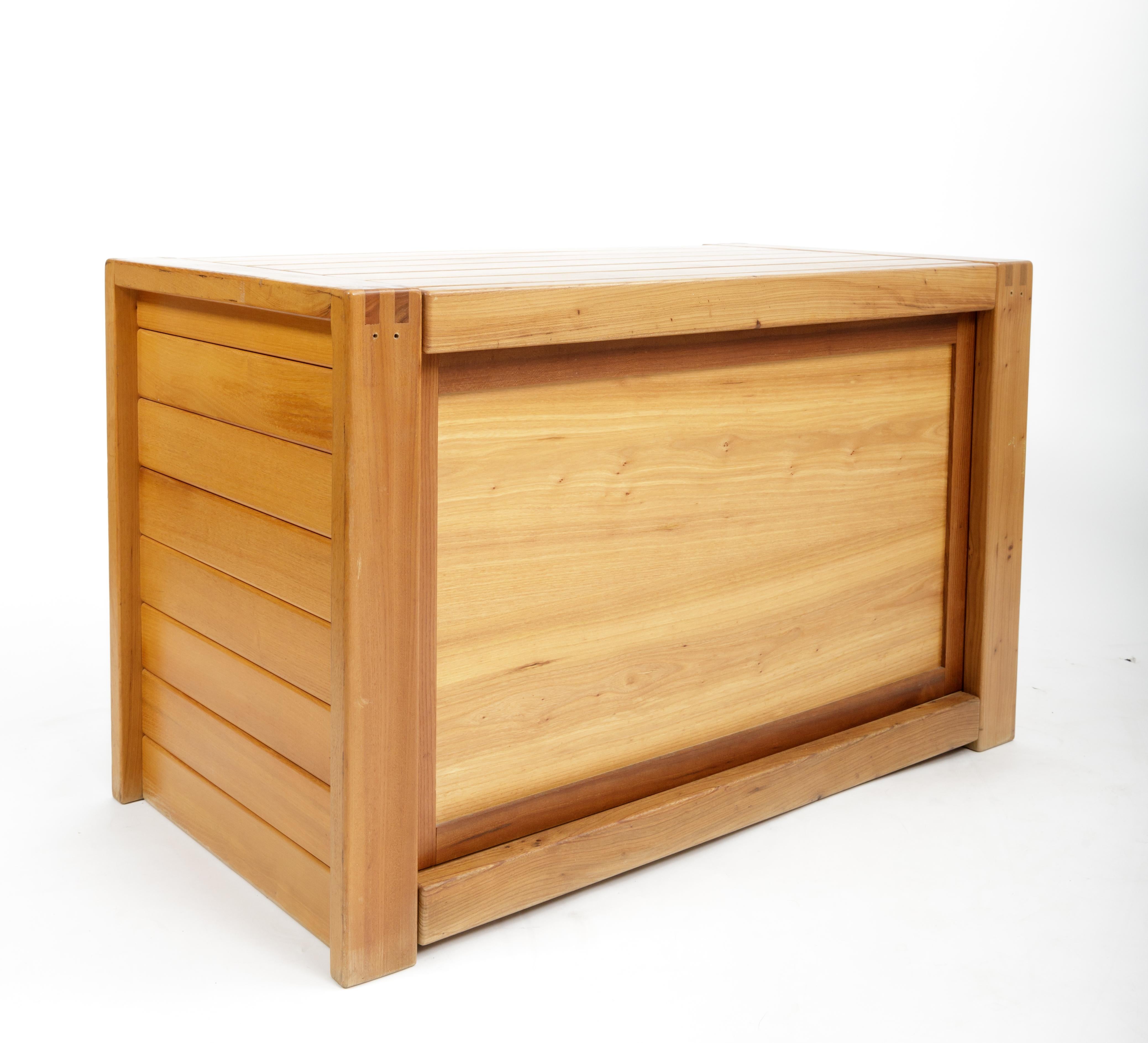 Europäischer Kiefernholzschrank von Pierre Chapo, Frankreich, ca. 1970er Jahre im Angebot 5