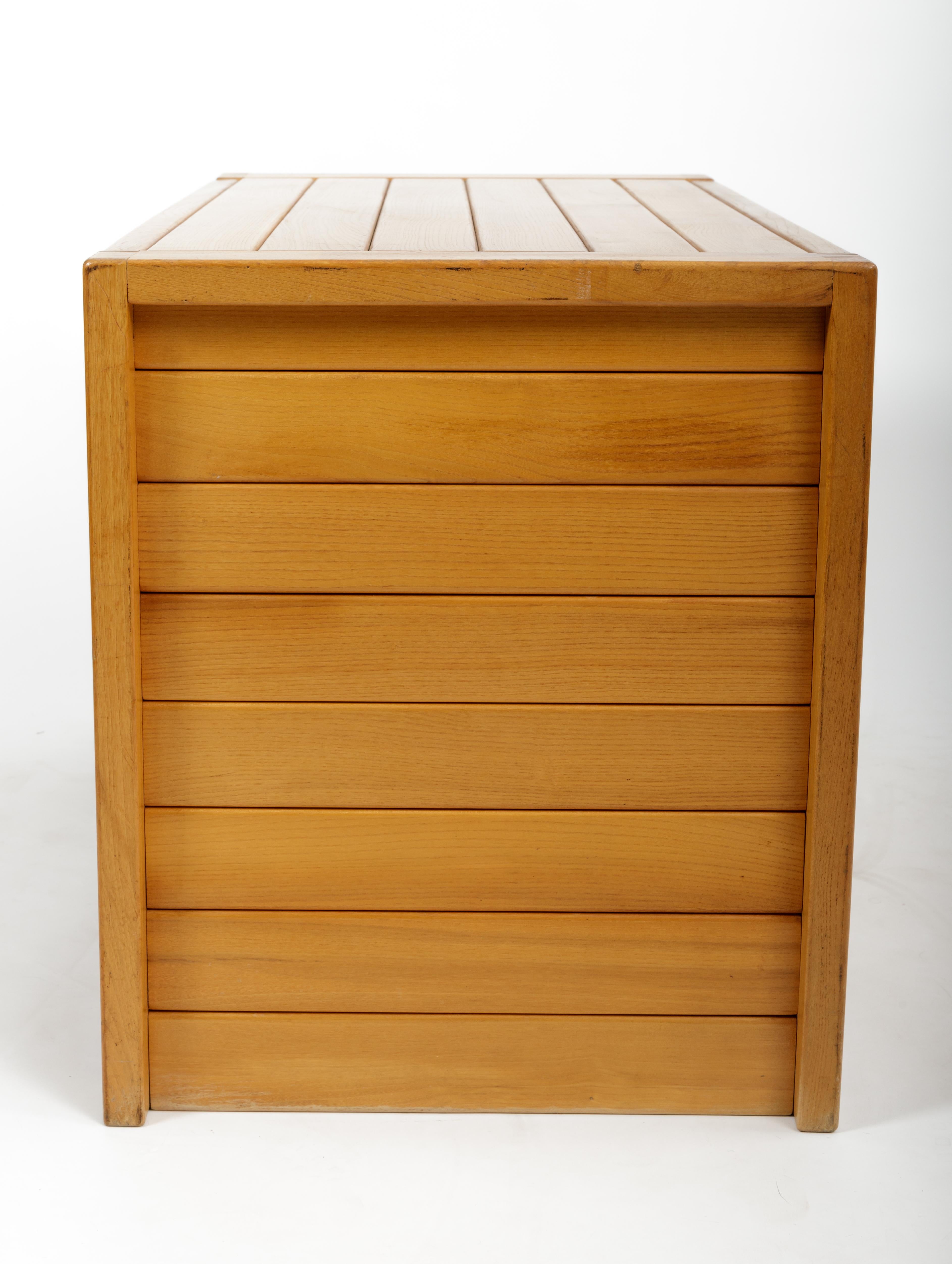 Europäischer Kiefernholzschrank von Pierre Chapo, Frankreich, ca. 1970er Jahre im Angebot 6