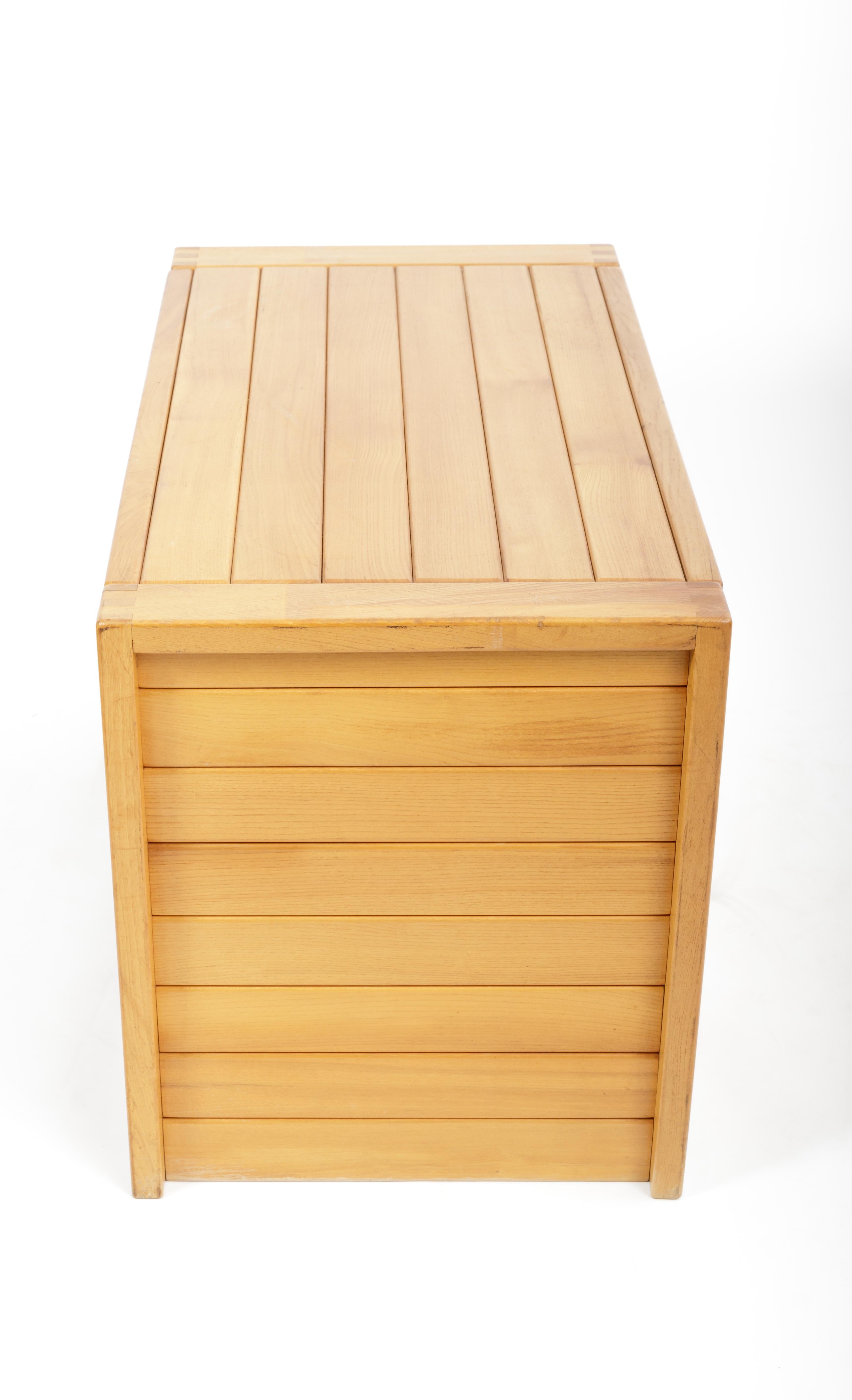 Europäischer Kiefernholzschrank von Pierre Chapo, Frankreich, ca. 1970er Jahre im Angebot 7