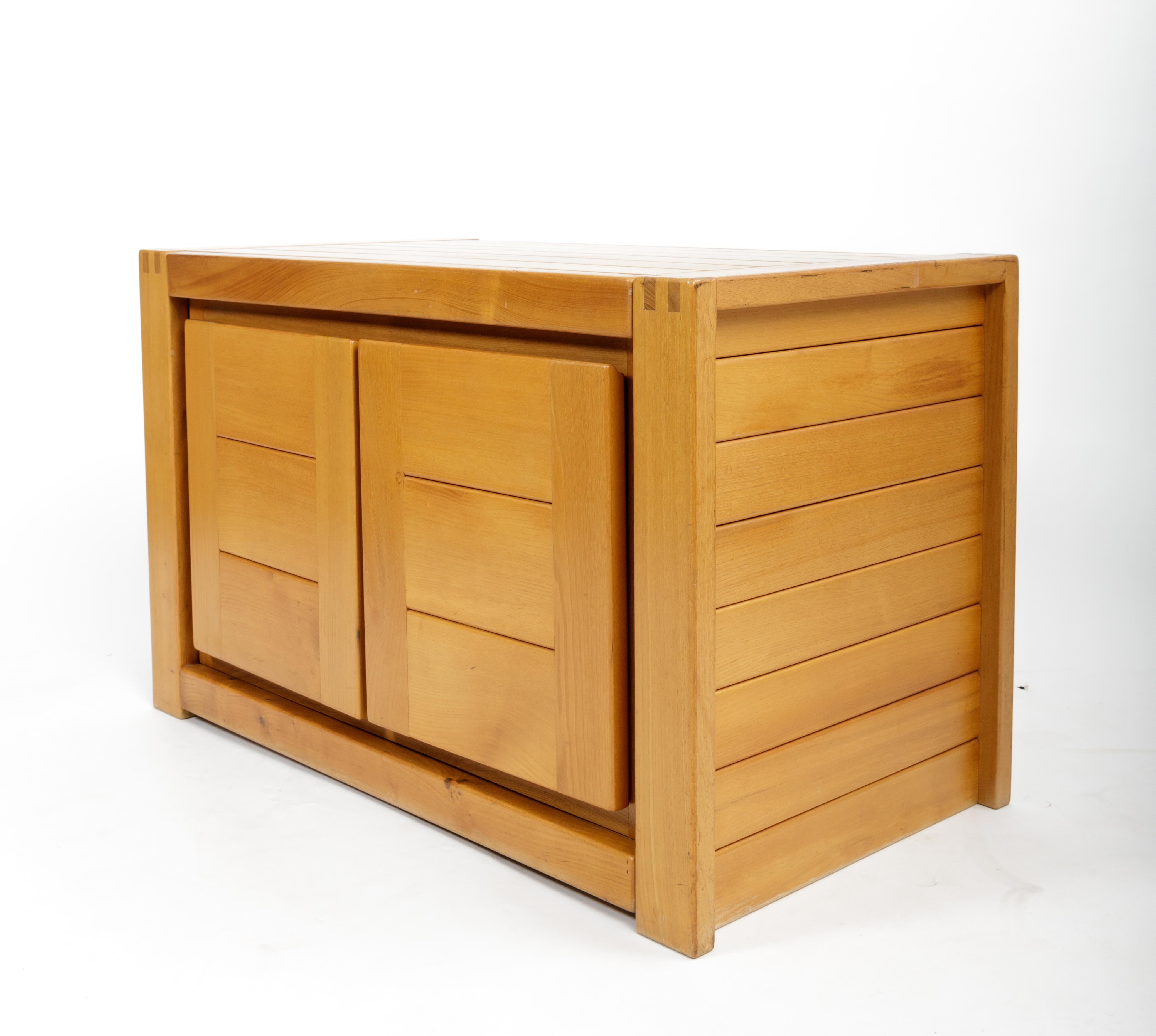 Schöner Schrank aus europäischem Kiefernholz von dem französischen Designer Pierre Chapo.