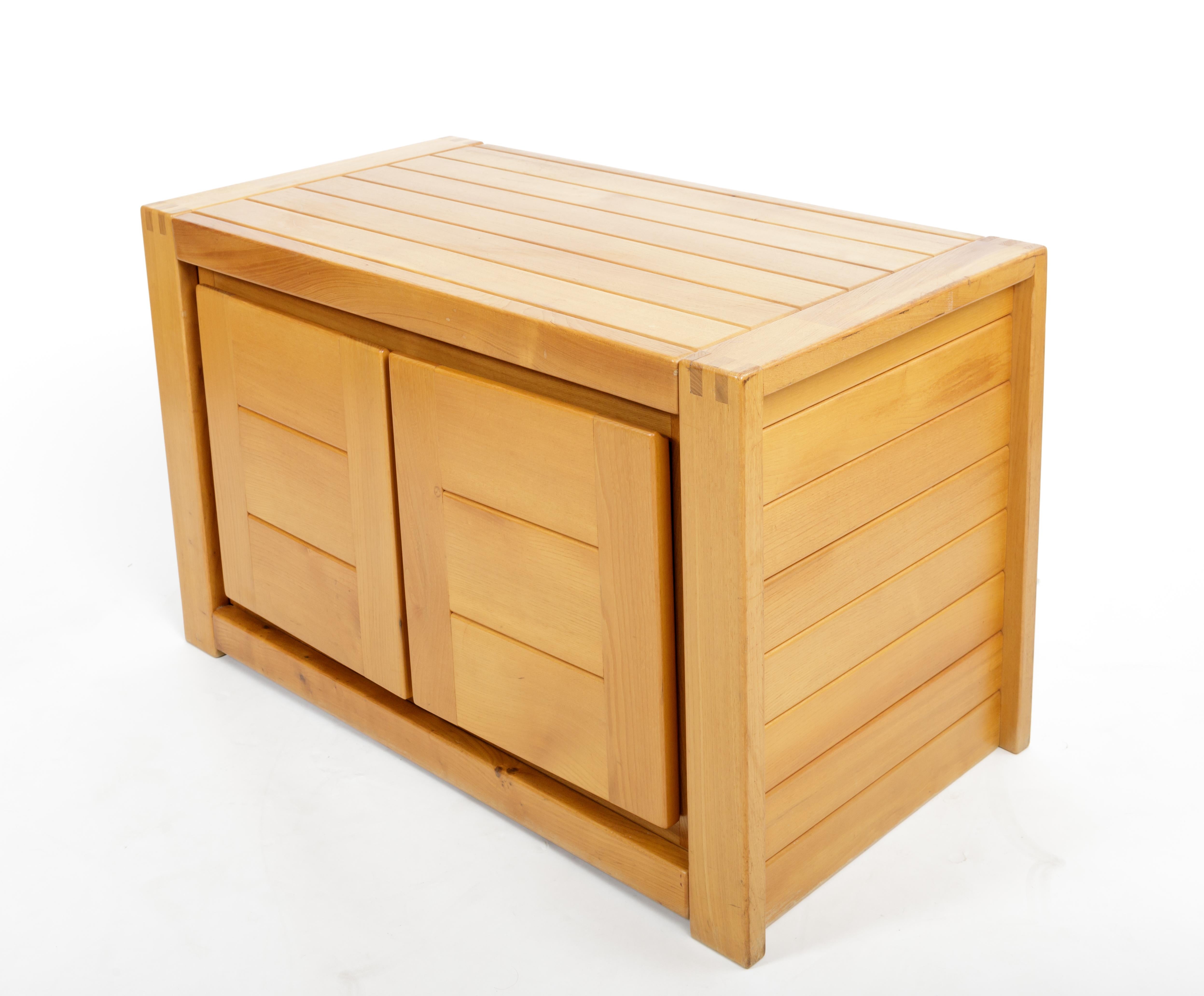 Europäischer Kiefernholzschrank von Pierre Chapo, Frankreich, ca. 1970er Jahre im Zustand „Gut“ im Angebot in New York City, NY