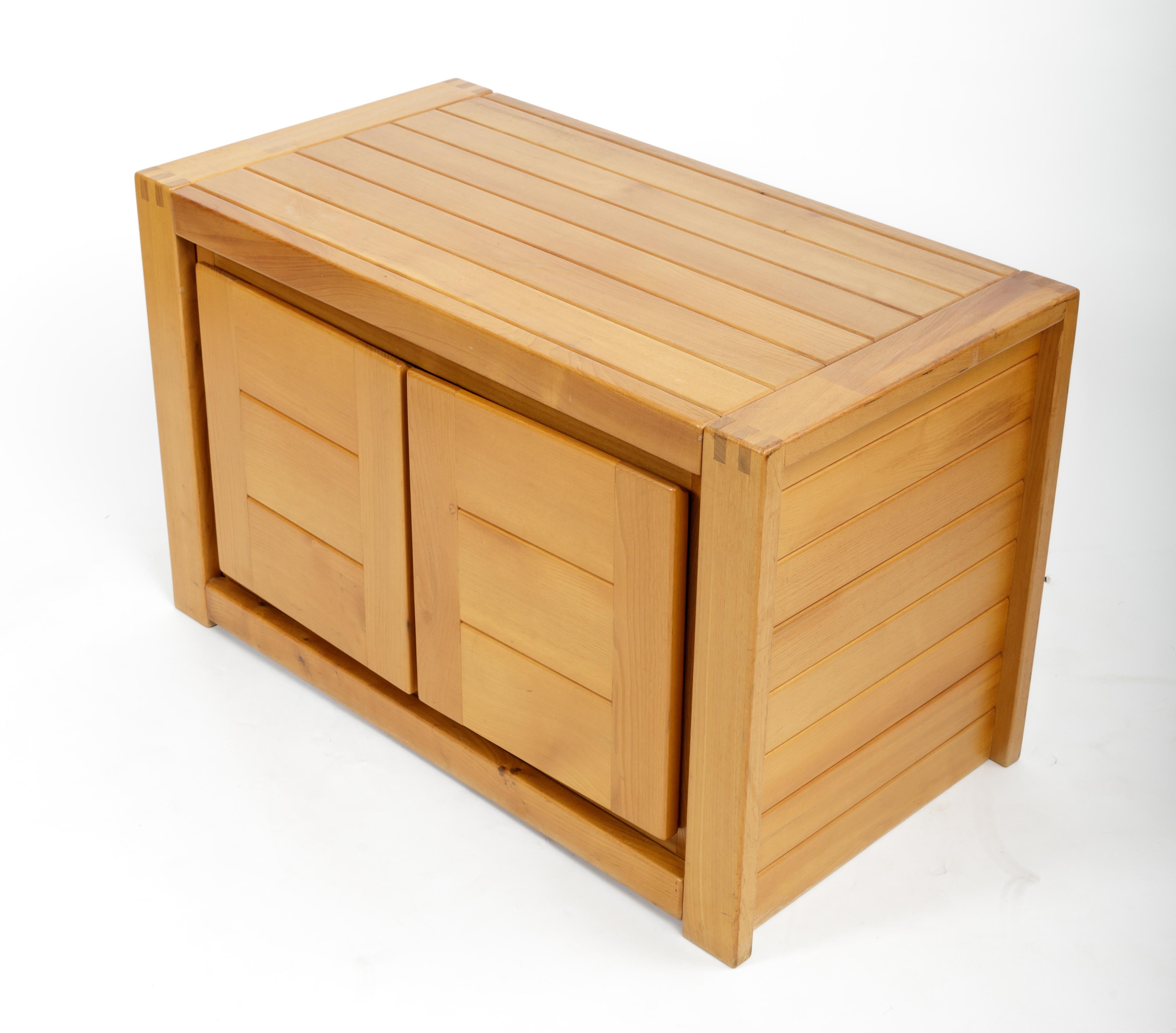Europäischer Kiefernholzschrank von Pierre Chapo, Frankreich, ca. 1970er Jahre (Ende des 20. Jahrhunderts) im Angebot
