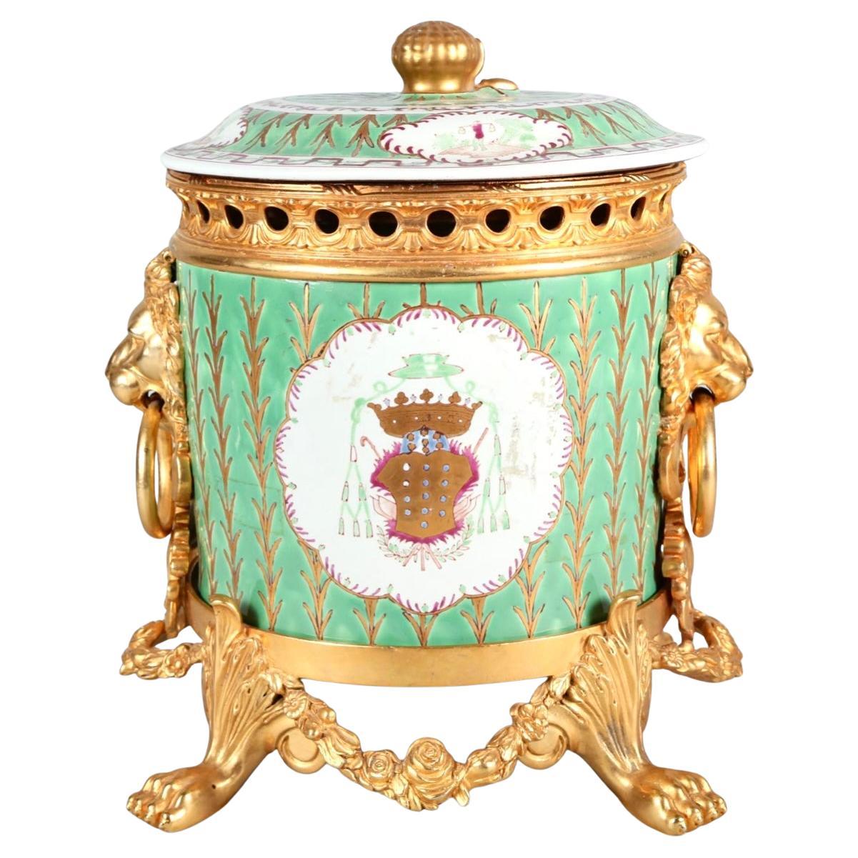Grazioso vaso di porcellana francese del XX secolo montato su bronzo dorato con coperchio. Questo vaso è caratterizzato da una fine lavorazione della porcellana con elementi decorativi in oro per creare un pezzo elegante.  Il vaso rotondo è dipinto