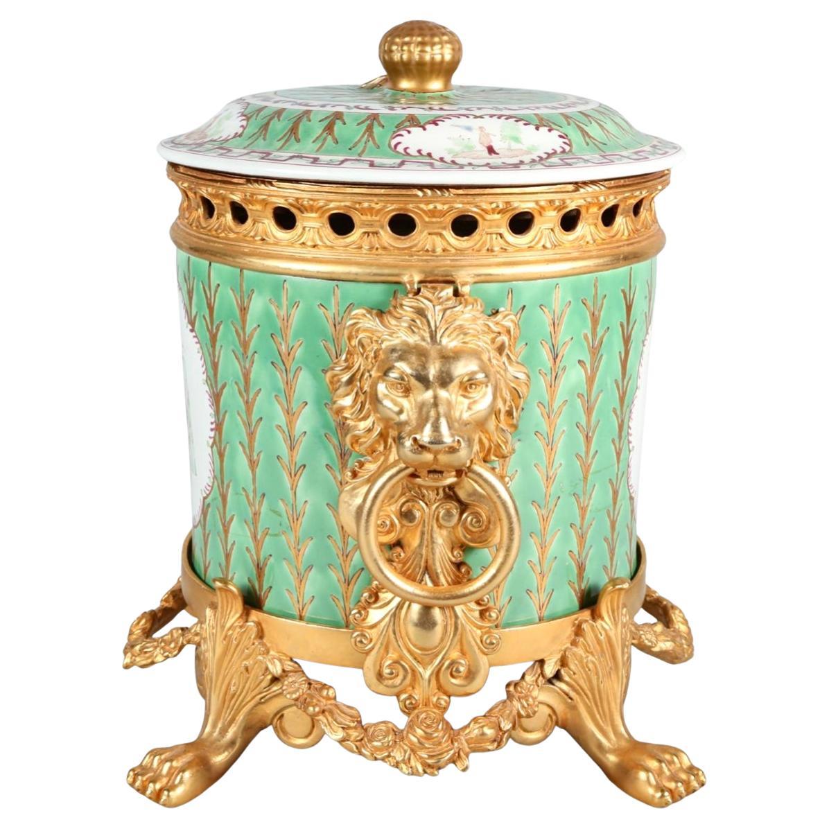 Rococò Vaso rivestito in porcellana europea e bronzo dorato in vendita