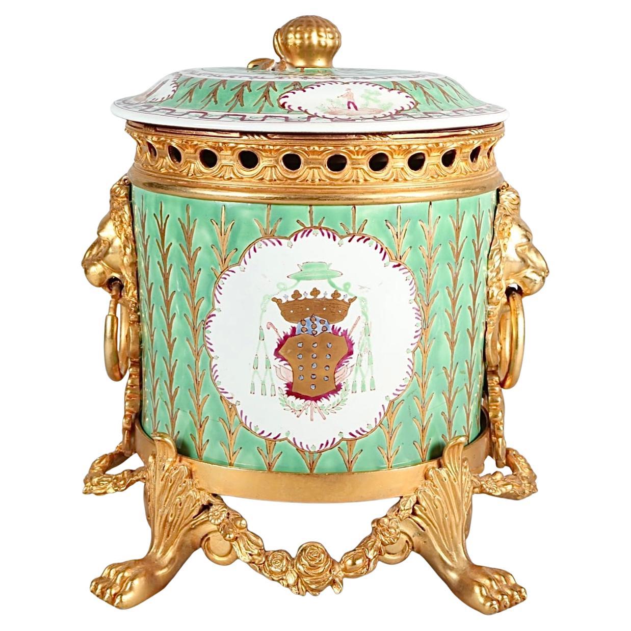 Francese Vaso rivestito in porcellana europea e bronzo dorato in vendita