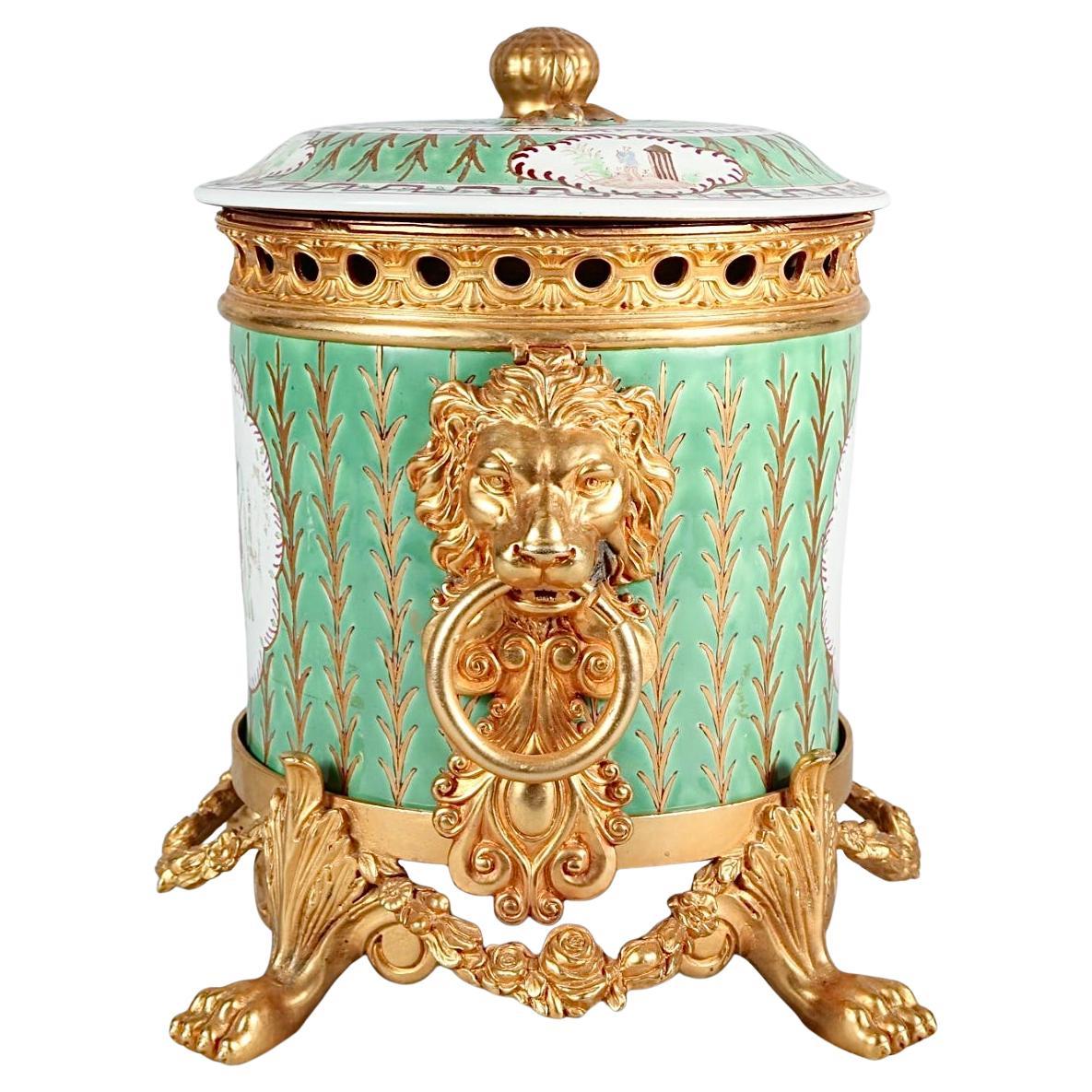 Dorato Vaso rivestito in porcellana europea e bronzo dorato in vendita