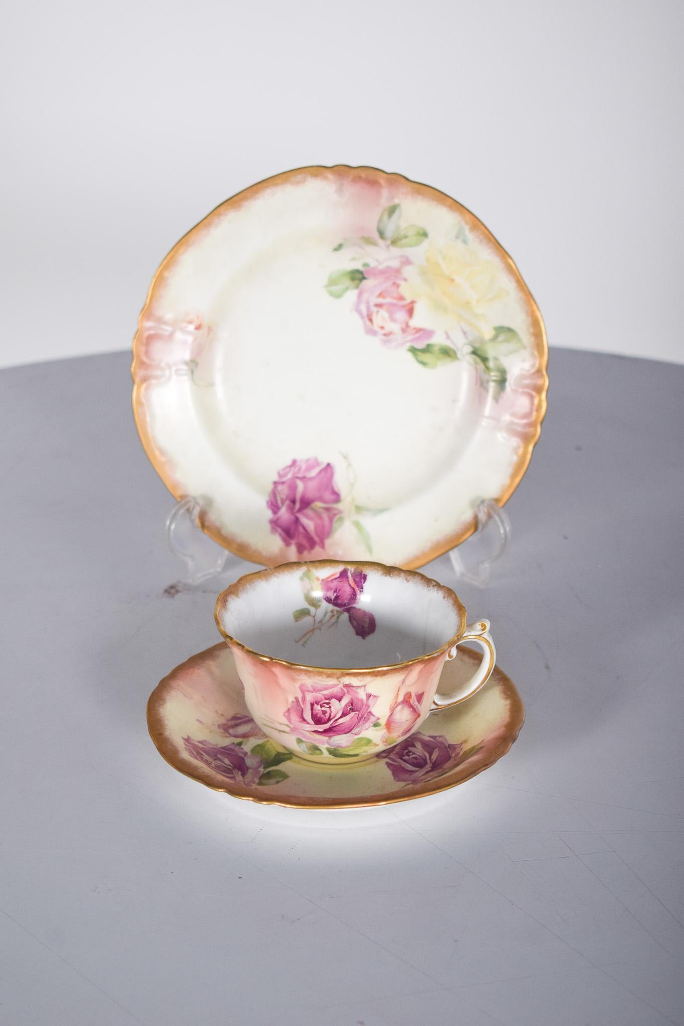 Tazza e piattino in porcellana. Delicato set di tazze e due piattini in porcellana fine, decorato con romantici motivi floreali. La tazza ha una base rosa tenue, con rose nei toni del rosa e del verde, che creano un effetto delicato e armonioso. Il