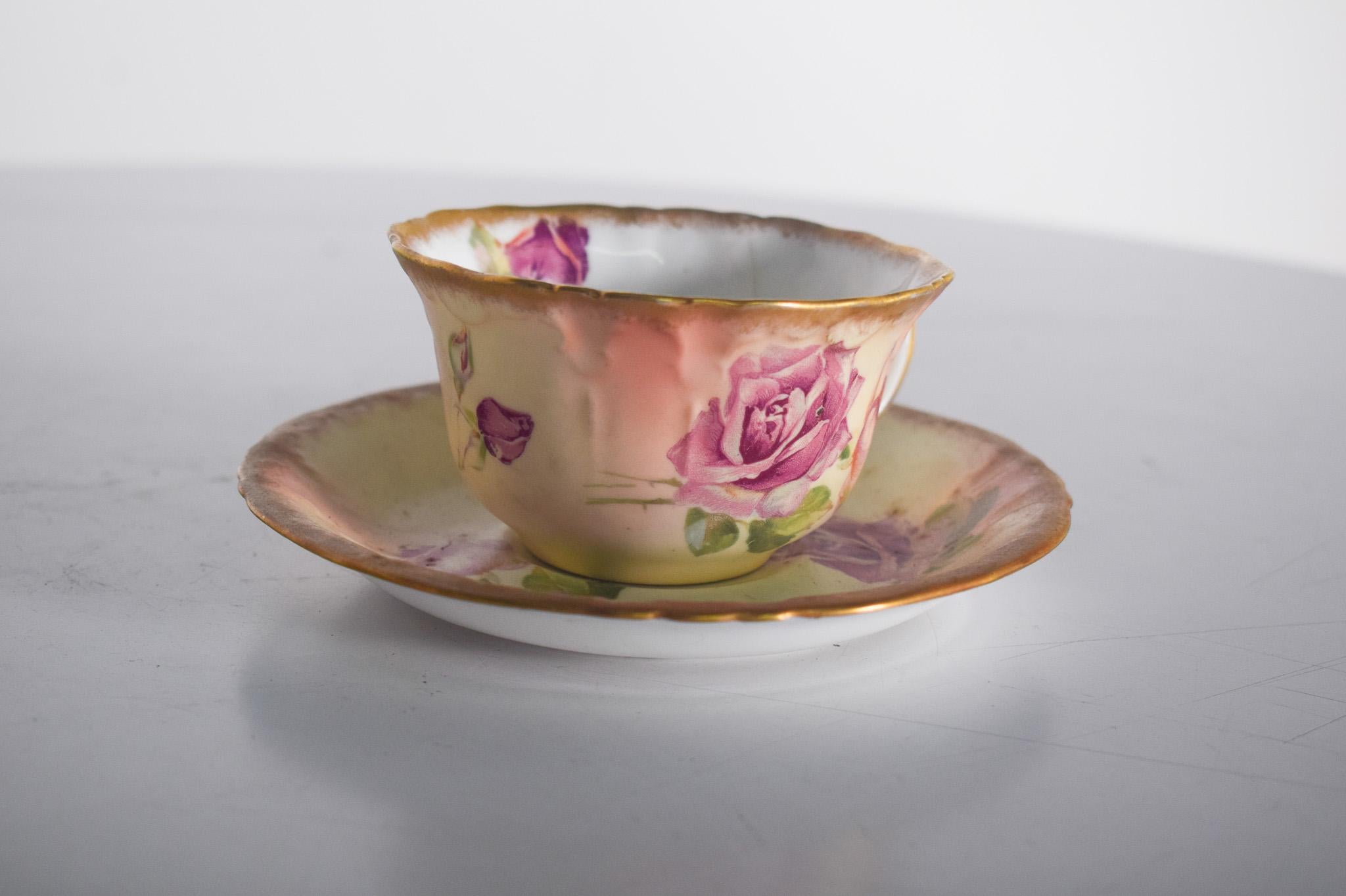 Tazza e piattini in porcellana europea In condizioni discrete in vendita a Lisboa, Lisboa