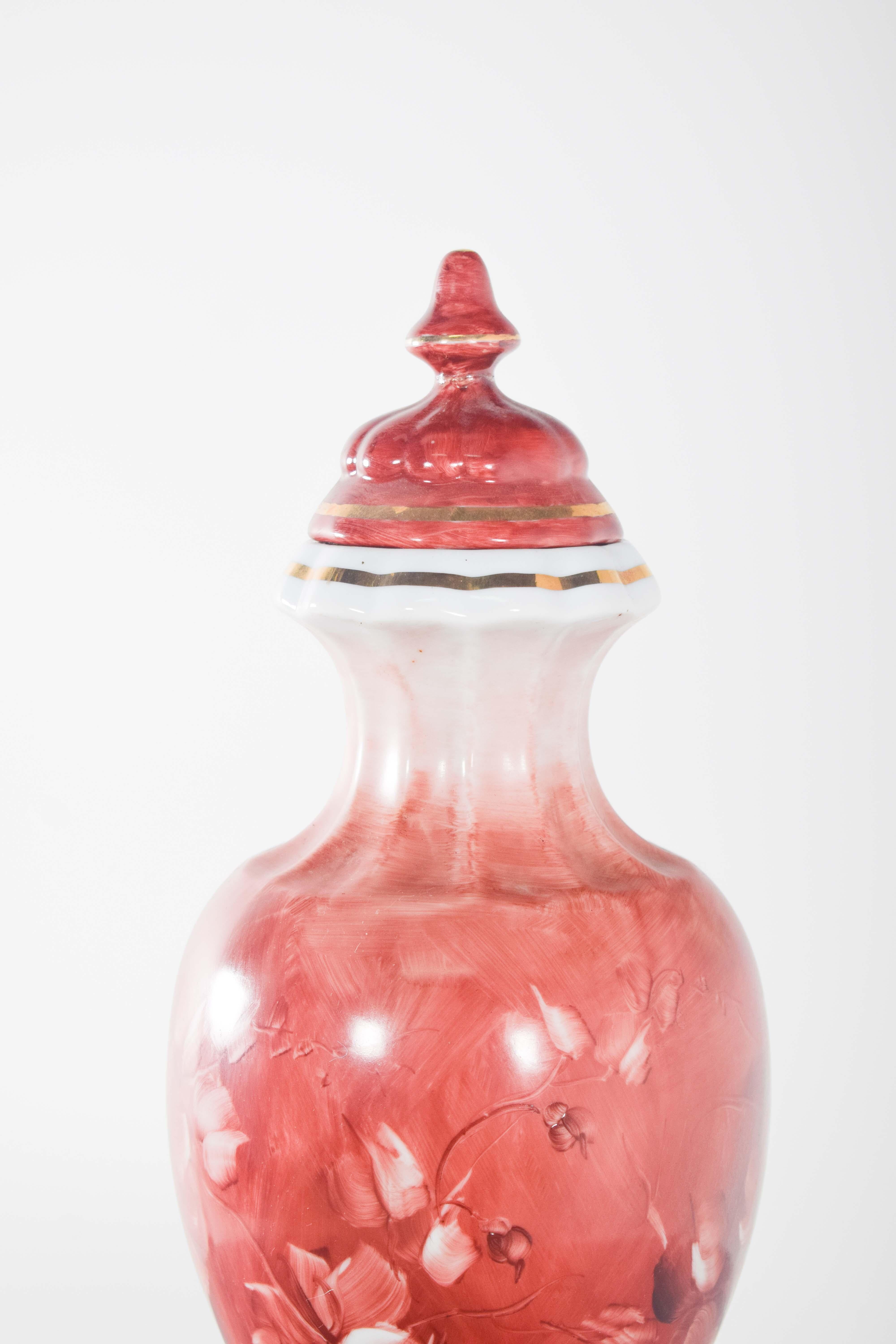 Vaso di porcellana con coperchio. Questo vaso si distingue per la sua eleganza classica e il suo impatto visivo. Ha un design a forma di anfora, con curve armoniose che si espandono dolcemente nel corpo del pezzo, assottigliandosi alla base e alla