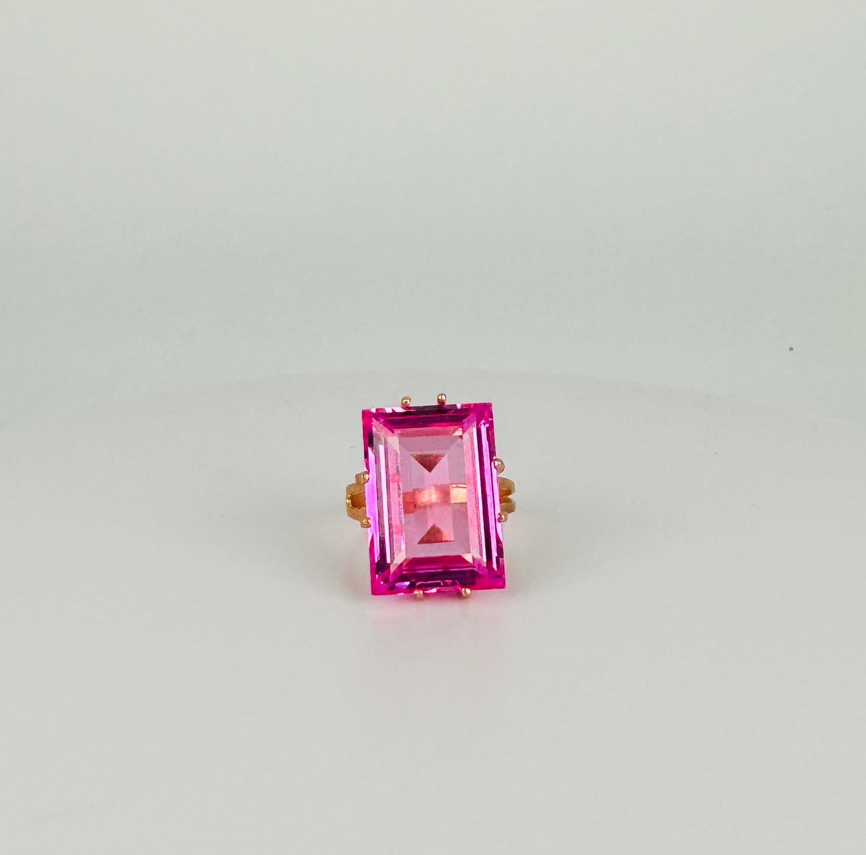 Experimenta la elegancia atemporal con este exquisito anillo de oro de 18 quilates, con una impresionante Amatista talla esmeralda de 10 quilates, conocida como piedra 