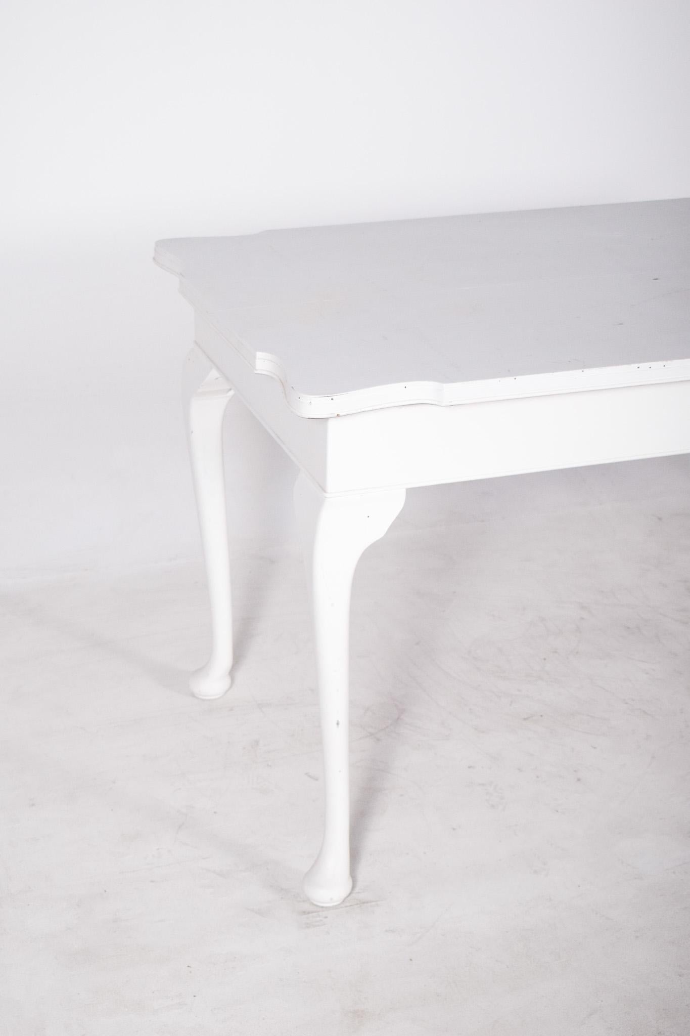 Dining table painted white. With a serene and discreet presence, it can be easily integrated into bright environments with a romantic, vintage or even contemporary aesthetic, depending on the surrounding composition.
The rectangular top stands out