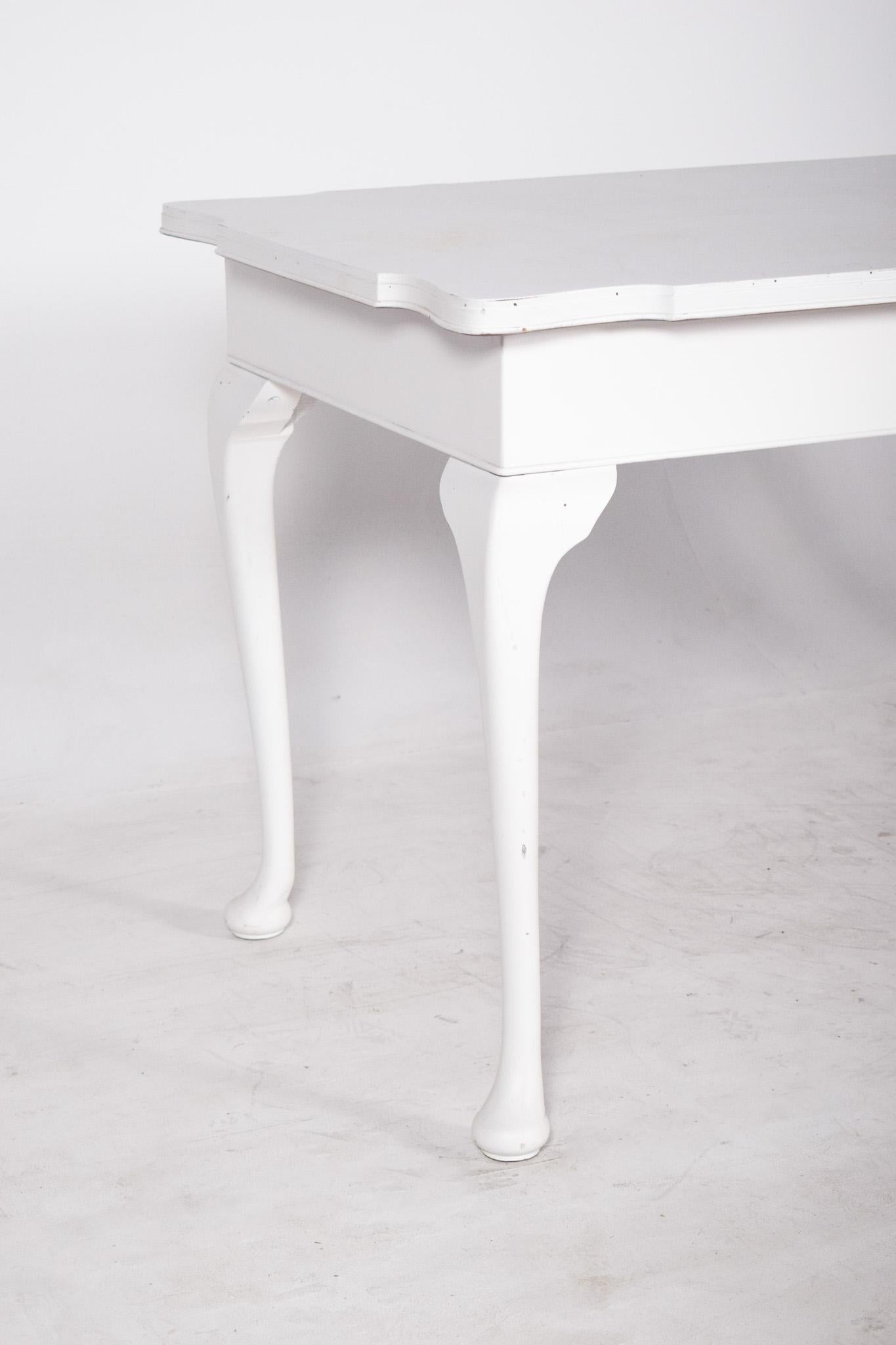 European Queen Anne Style White Painted Dining Table In Good Condition For Sale In Lisboa, Lisboa