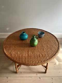 Tavolo europeo in vimini di rattan degli anni '70 con gambe scultoree