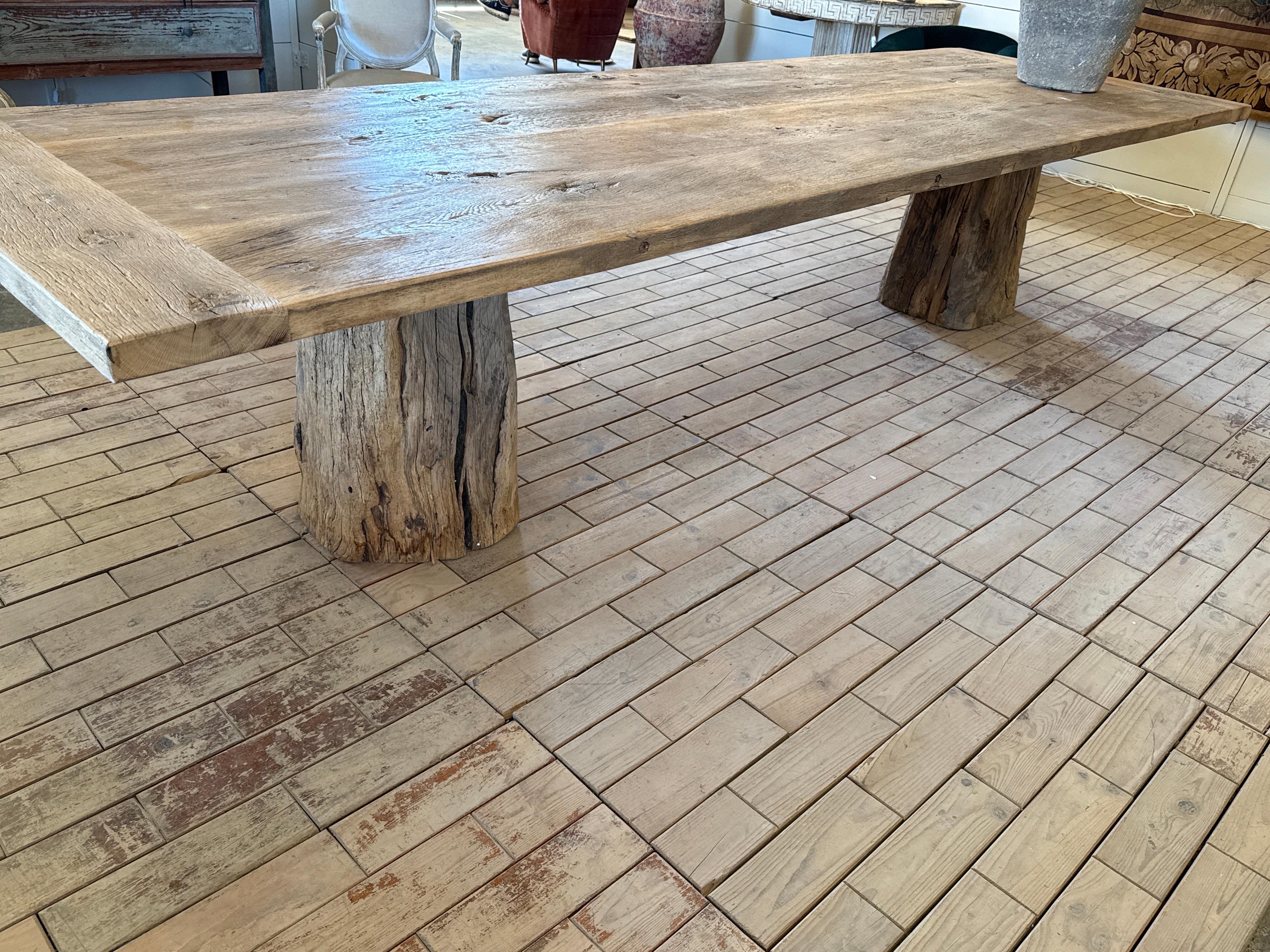 Magnifique table de salle à manger en chêne ou en châtaignier avec un piètement moderne.  Le bois est ancien mais de fabrication récente. L'une des choses les plus difficiles à trouver est une grande table de salle à manger de haute qualité avec du