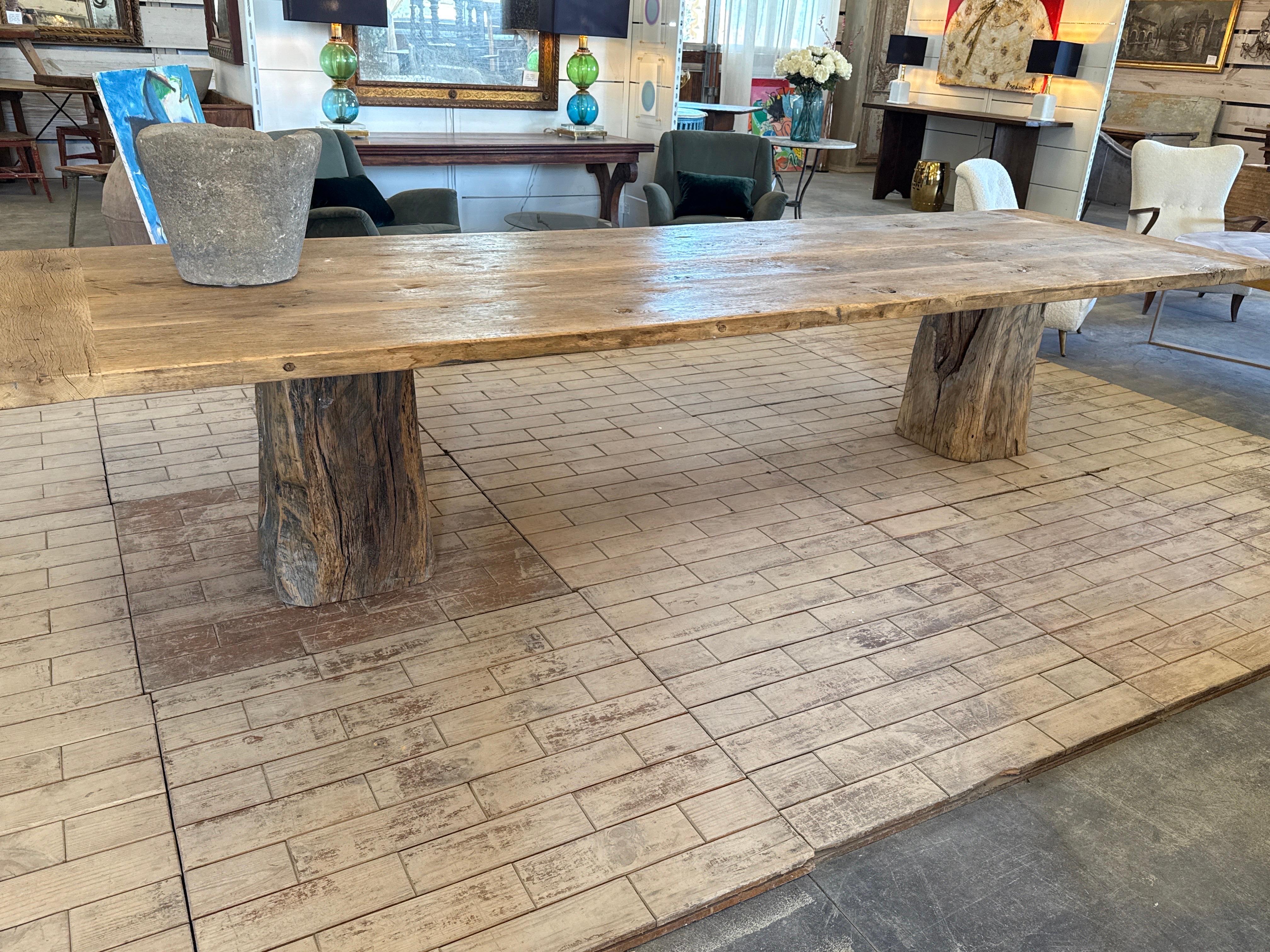 Fait main Table de salle à manger européenne en bois recyclé avec pieds en bois. en vente