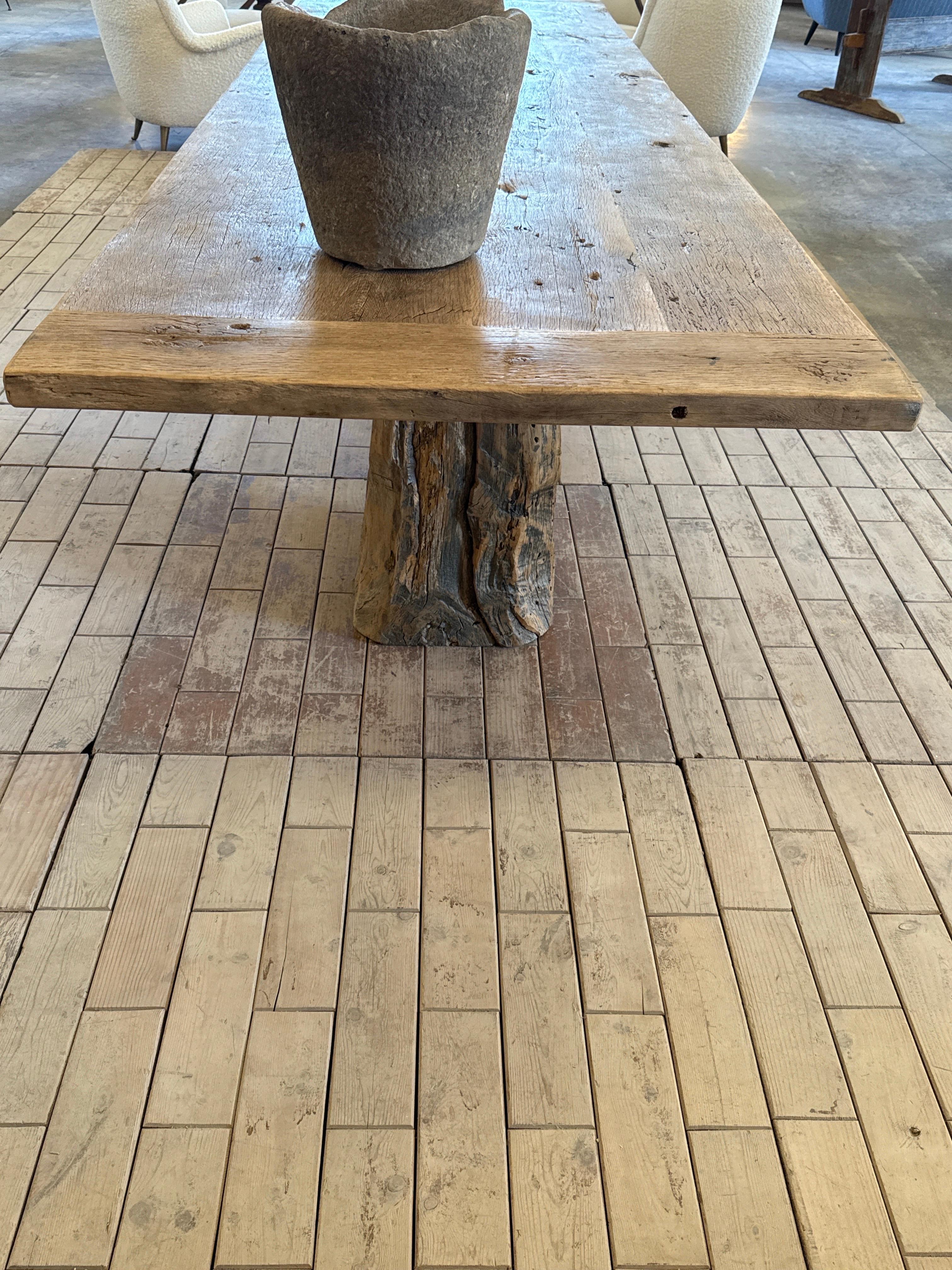 Table de salle à manger européenne en bois recyclé avec pieds en bois. Bon état - En vente à Round Top, TX