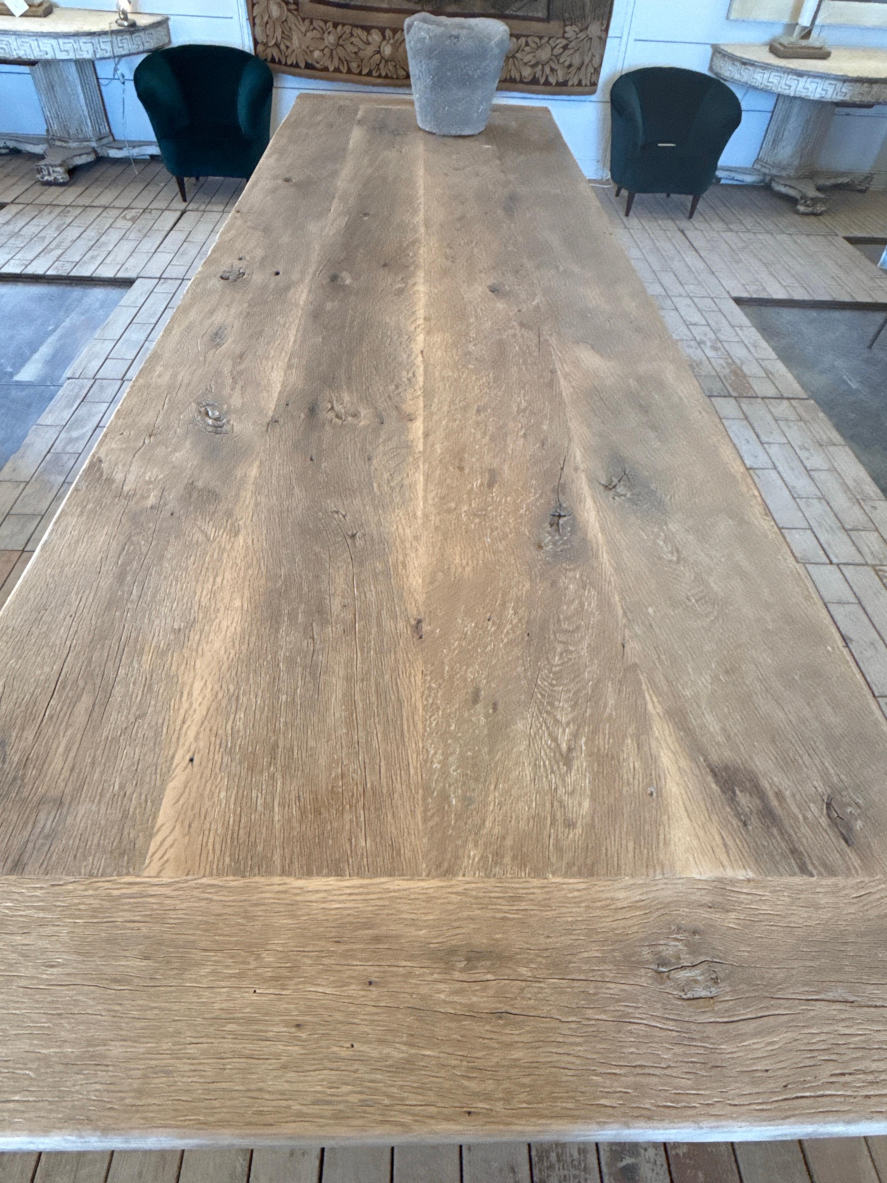 XXIe siècle et contemporain Table de salle à manger européenne en bois recyclé avec pieds en bois. en vente