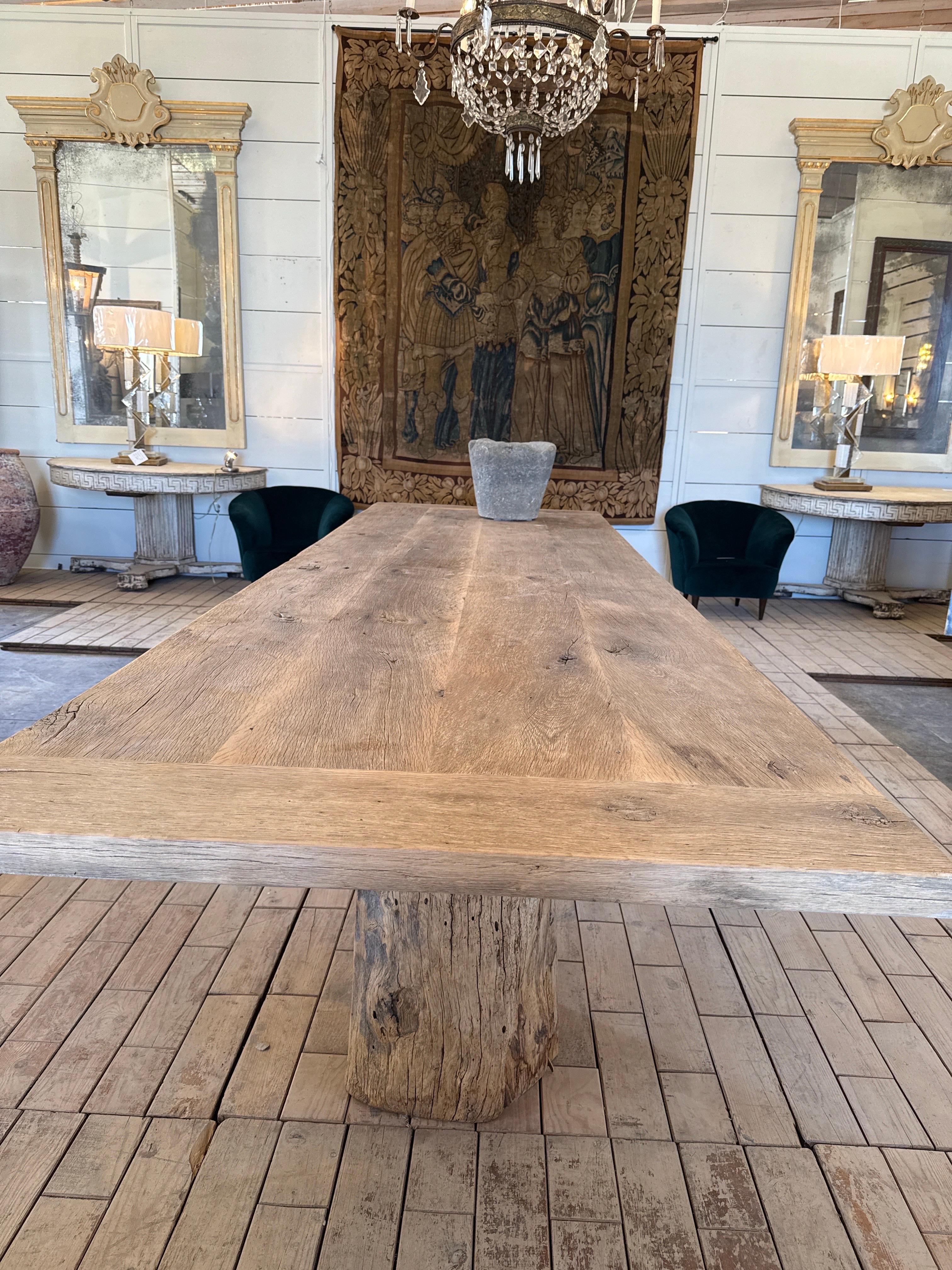 Châtaignier Table de salle à manger européenne en bois recyclé avec pieds en bois. en vente