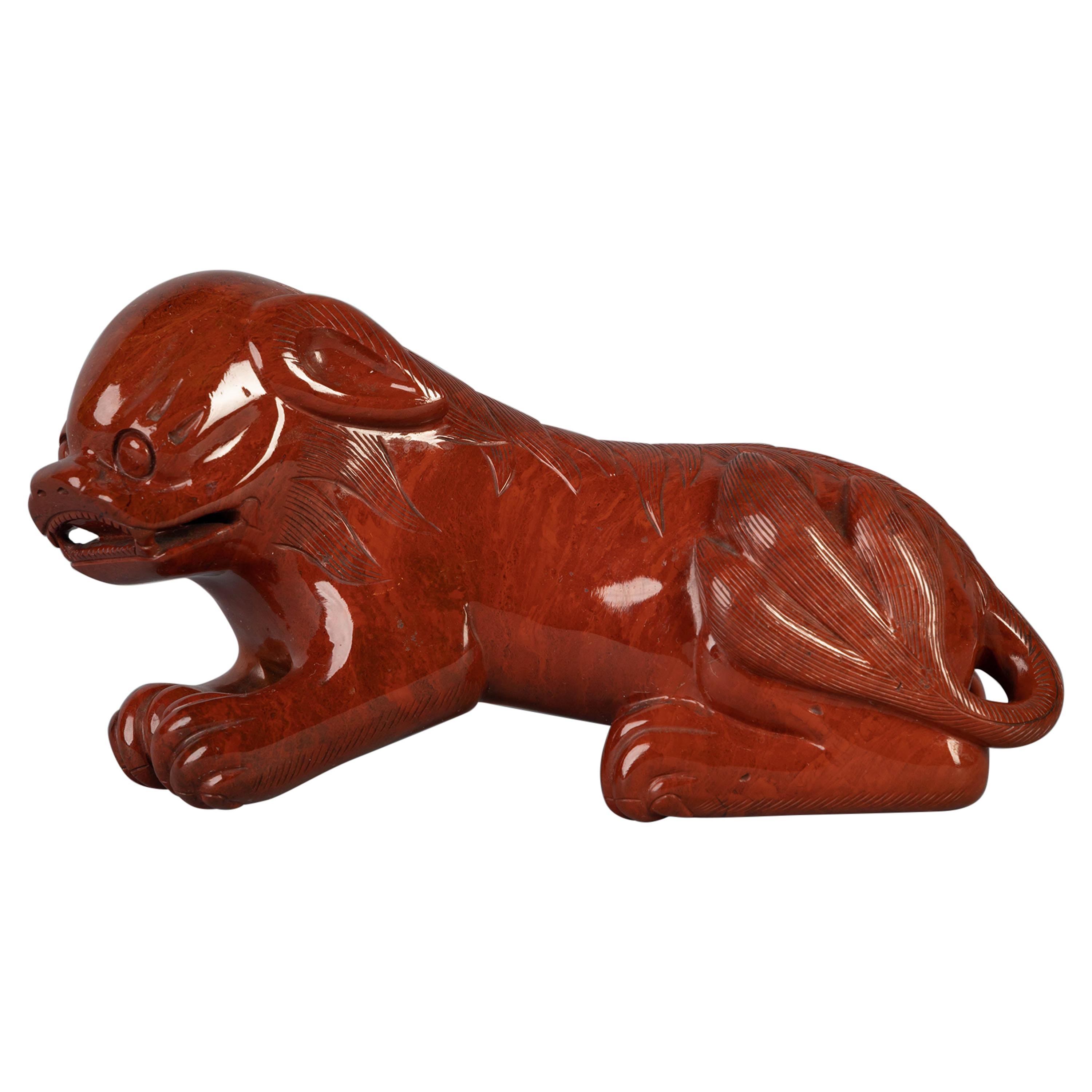 Europäische rote Jaspisfigur eines fantastischen Foo Hundes:: 20. Jahrhundert