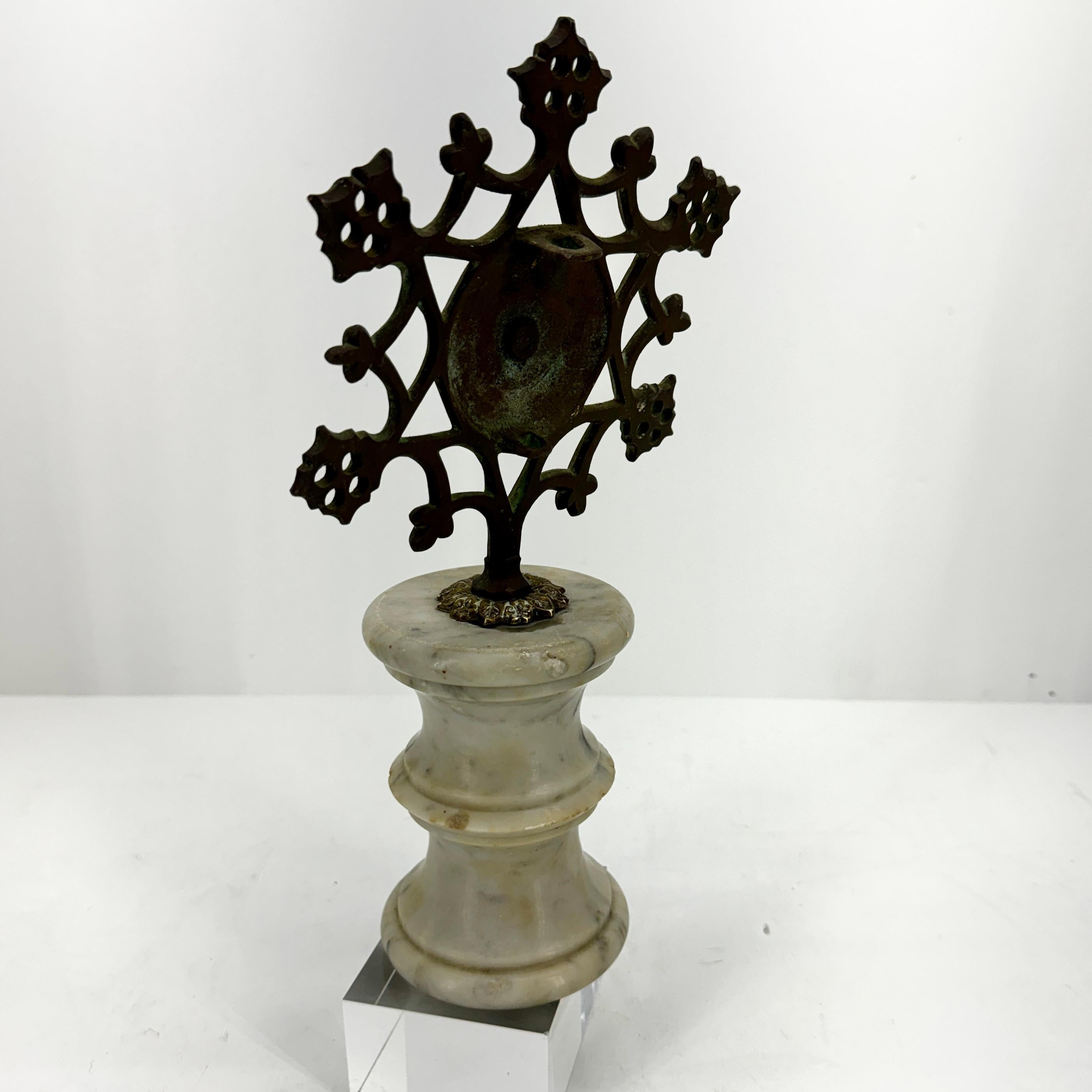 European Religious Bronze Sculpture Fragment on 19th Century Marble Pedestal For Sale 1