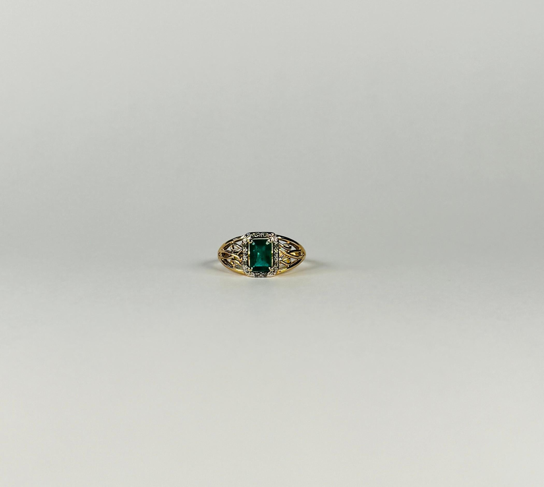 Mit diesem Ring werden Sie im Handumdrehen schick aussehen. Dieses gebrauchte Schmuckstück mit schön facettiertem Smaragd ist ein absoluter Blickfang und ist mit Diamanten im Brillantschliff umgeben. Dieser Vintage-Ring mit europäischem Ursprung ist