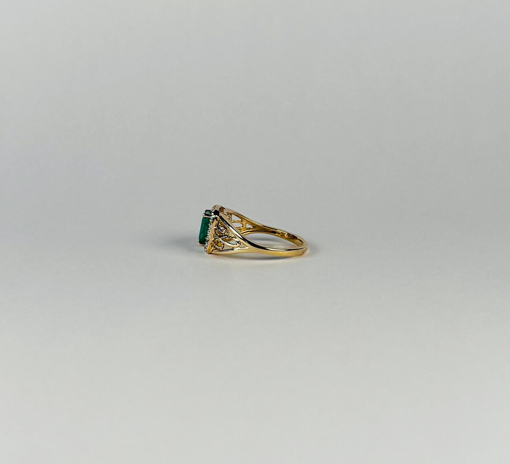 Europäischer Ring aus 14 Karat Gold mit facettiertem Smaragd und Diamanten umgeben von Diamanten (Smaragdschliff) im Angebot