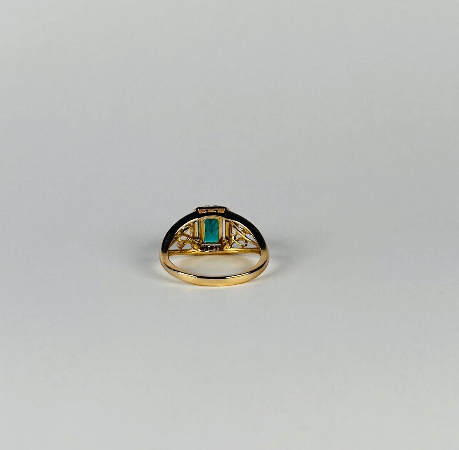 Europäischer Ring aus 14 Karat Gold mit facettiertem Smaragd und Diamanten umgeben von Diamanten im Zustand „Gut“ im Angebot in Heemstede, NL