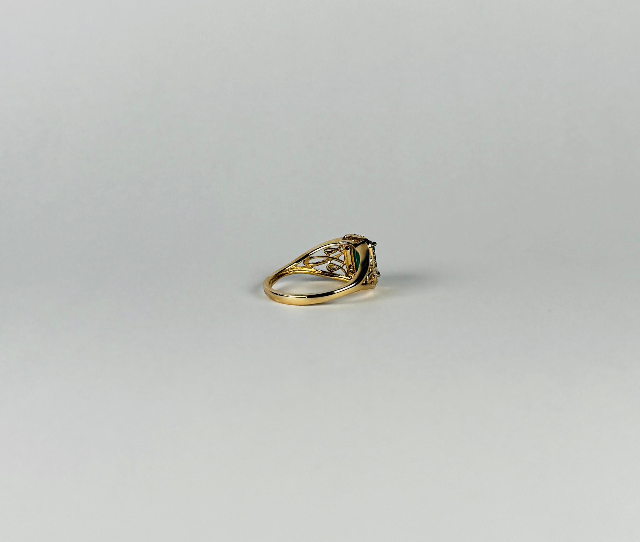 Europäischer Ring aus 14 Karat Gold mit facettiertem Smaragd und Diamanten umgeben von Diamanten für Damen oder Herren im Angebot