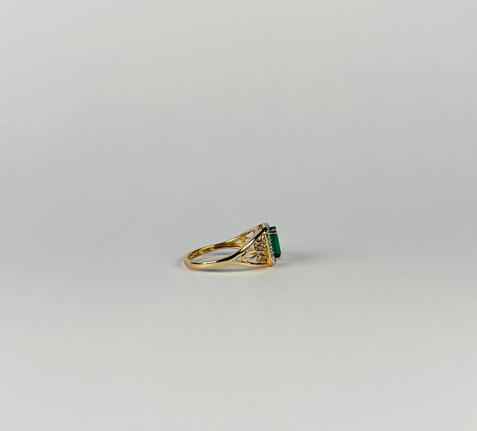 Europäischer Ring aus 14 Karat Gold mit facettiertem Smaragd und Diamanten umgeben von Diamanten im Angebot 1