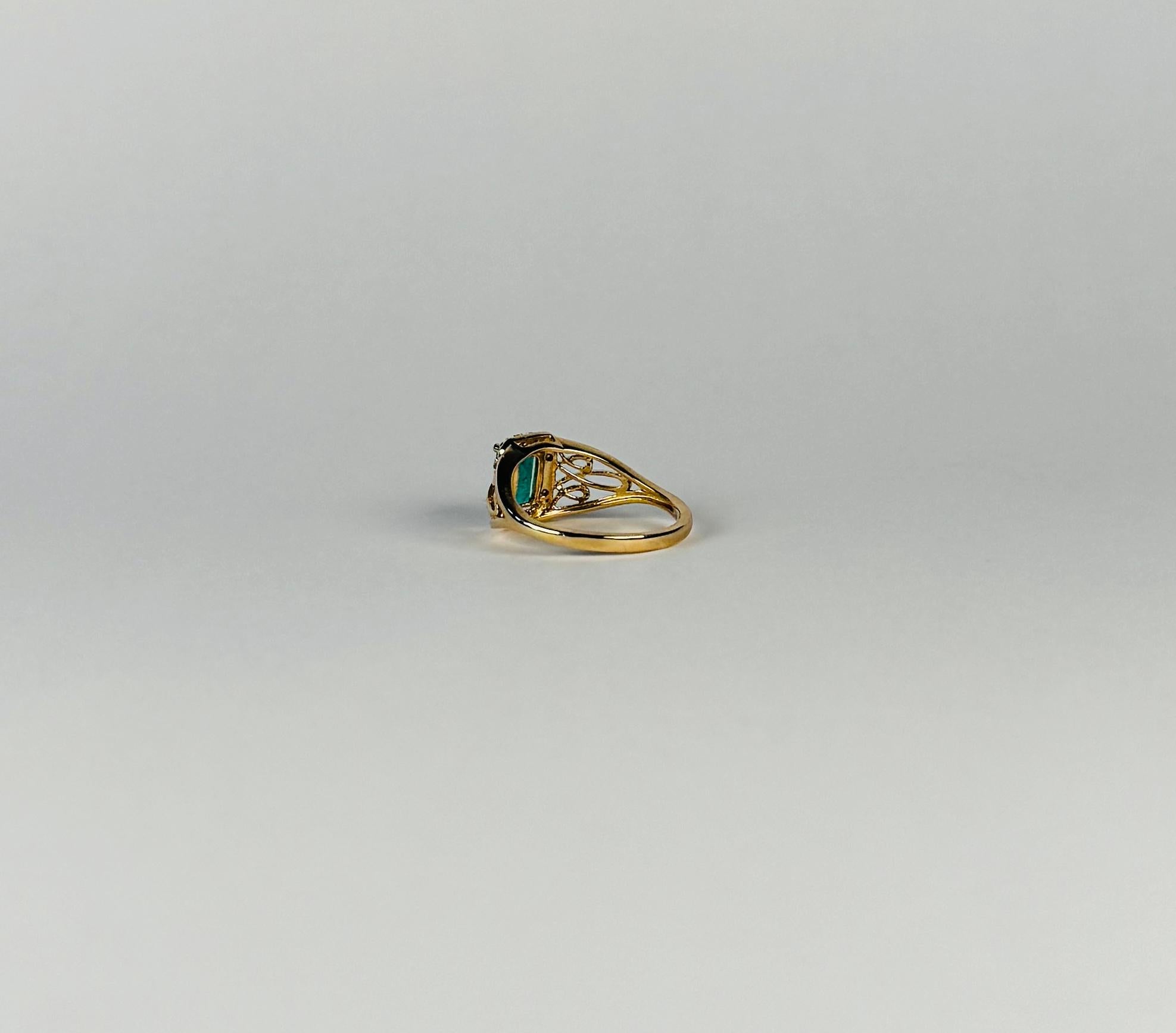 Europäischer Ring aus 14 Karat Gold mit facettiertem Smaragd und Diamanten umgeben von Diamanten im Angebot 2