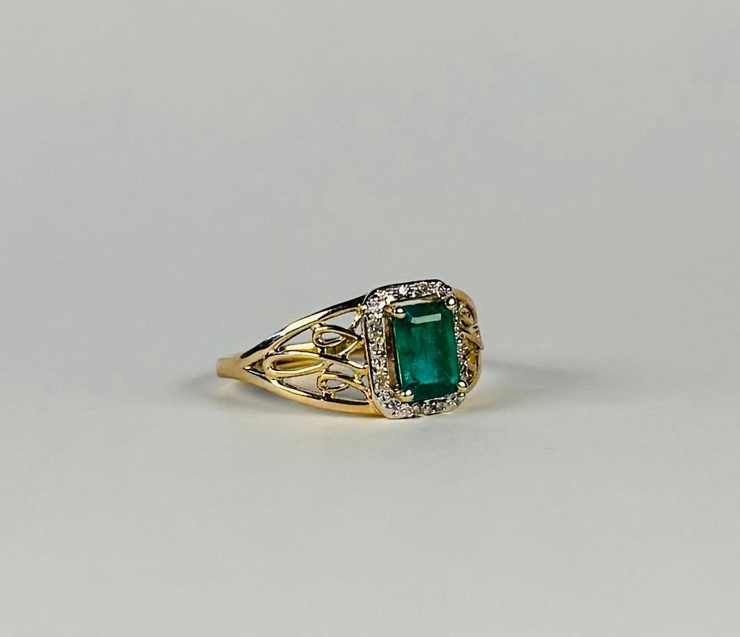Europäischer Ring aus 14 Karat Gold mit facettiertem Smaragd und Diamanten umgeben von Diamanten im Angebot 3
