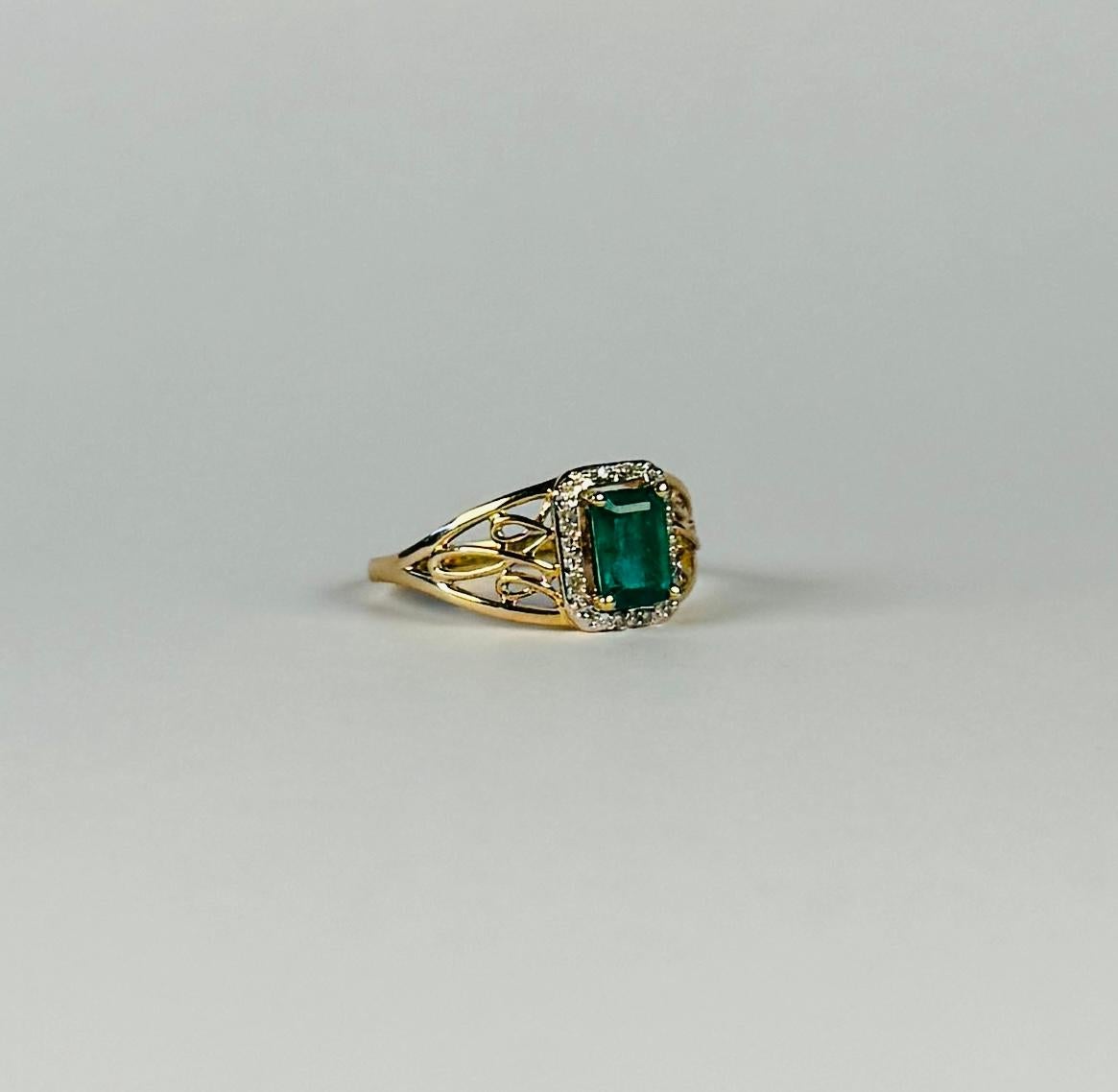 Europäischer Ring aus 14 Karat Gold mit facettiertem Smaragd und Diamanten umgeben von Diamanten im Angebot 4