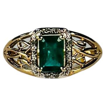 European Ring 14 carat gold with faceted smaragd surrounded with diamonds For Sale