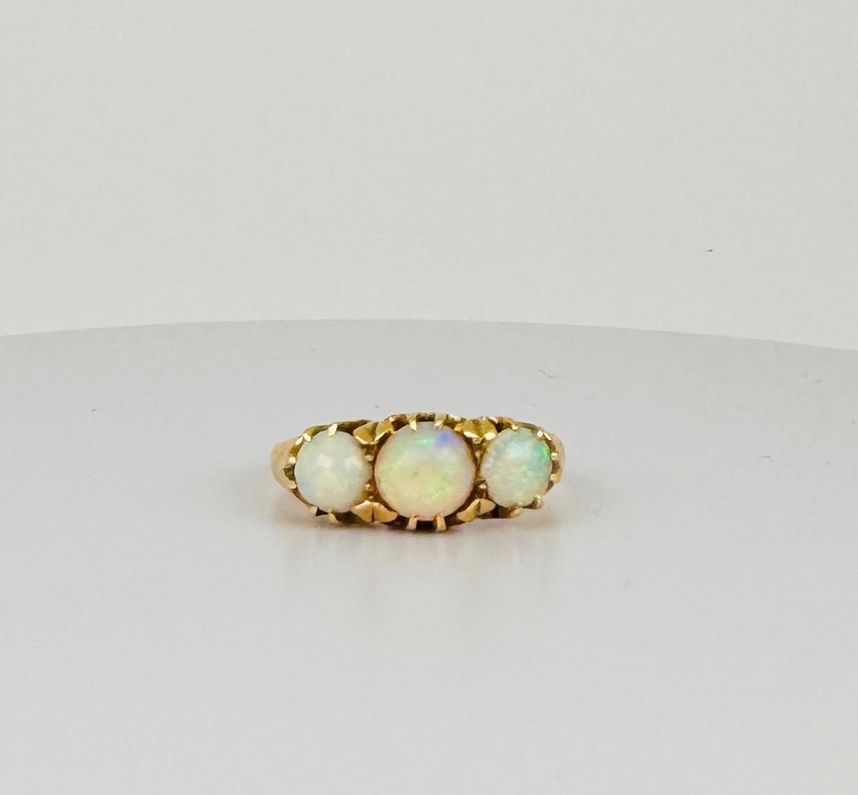 Anillo de oro de 14 quilates de los años 50 con impresionantes ópalos blancos de 1,6 quilates  Elegancia europea en venta 2