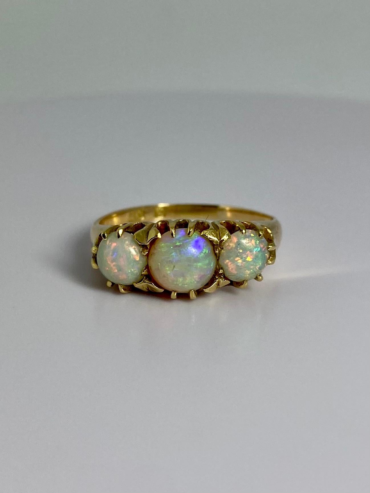 Europäischer Ring aus 14 Karat Gelbgold mit 3 atemberaubenden Opalen von 1,6 Karat (Romantik)
