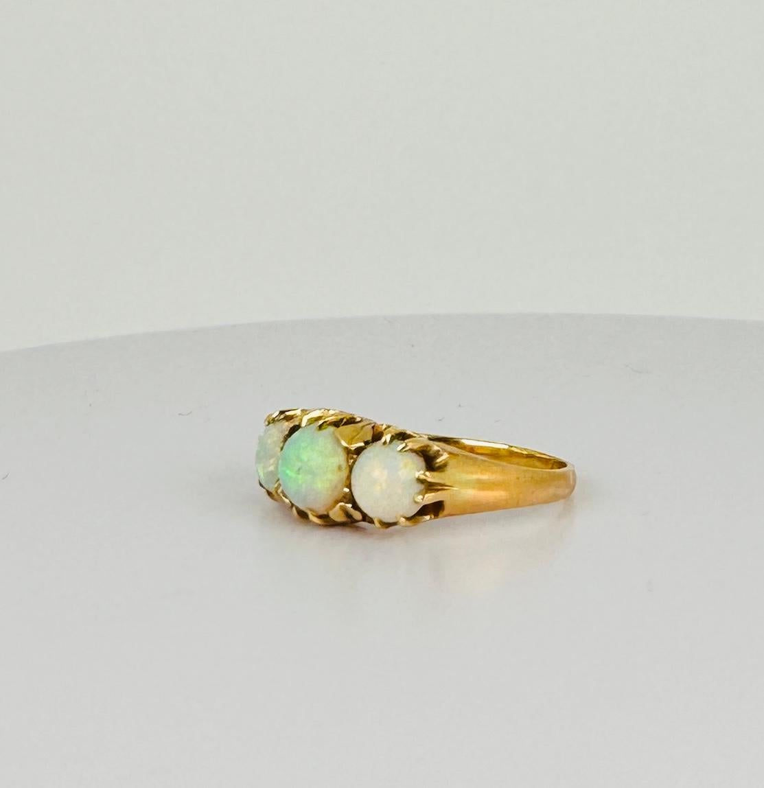 De las mujeres Anillo de oro de 14 quilates de los años 50 con impresionantes ópalos blancos de 1,6 quilates  Elegancia europea en venta