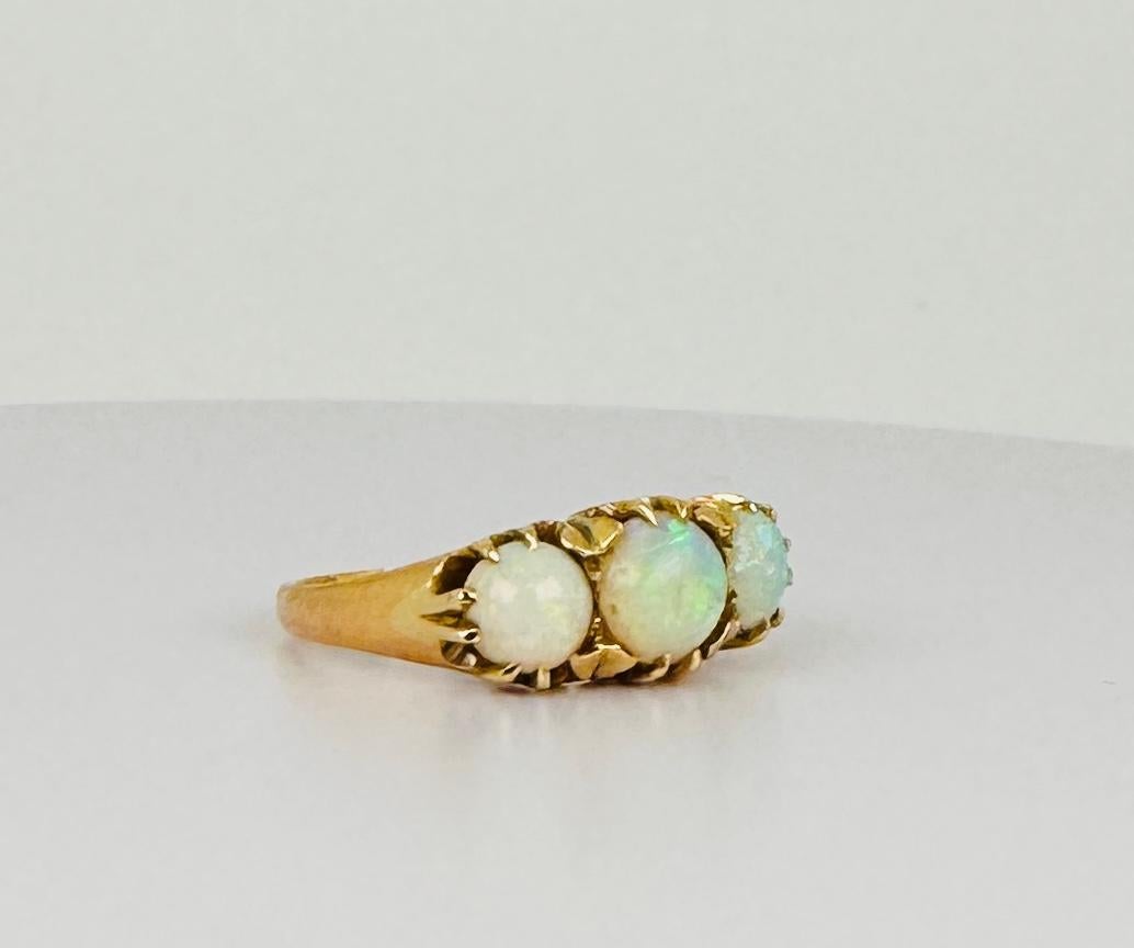 Anillo de oro de 14 quilates de los años 50 con impresionantes ópalos blancos de 1,6 quilates  Elegancia europea en venta 1
