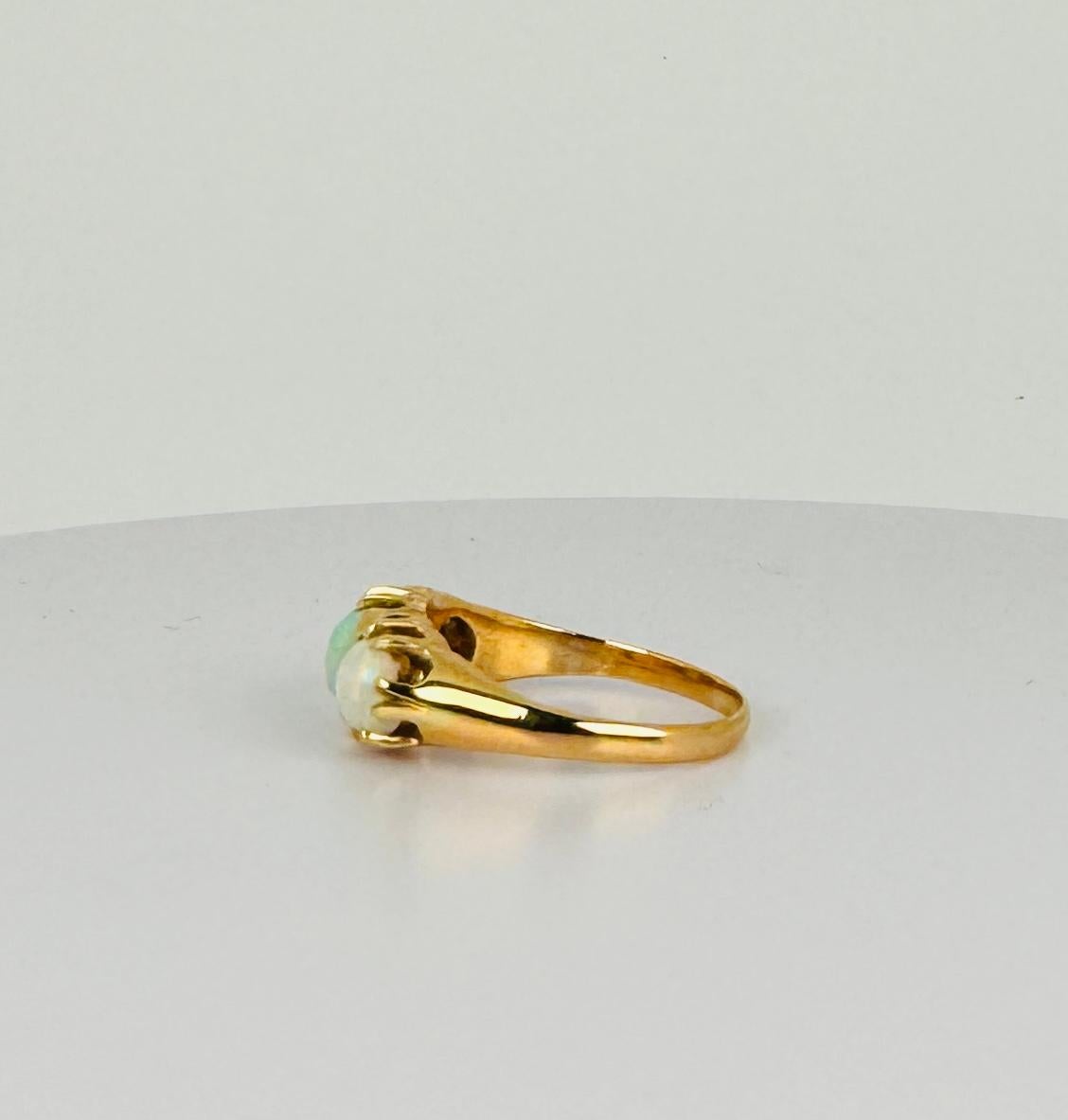 Anillo de oro de 14 quilates de los años 50 con impresionantes ópalos blancos de 1,6 quilates  Elegancia europea en venta 3