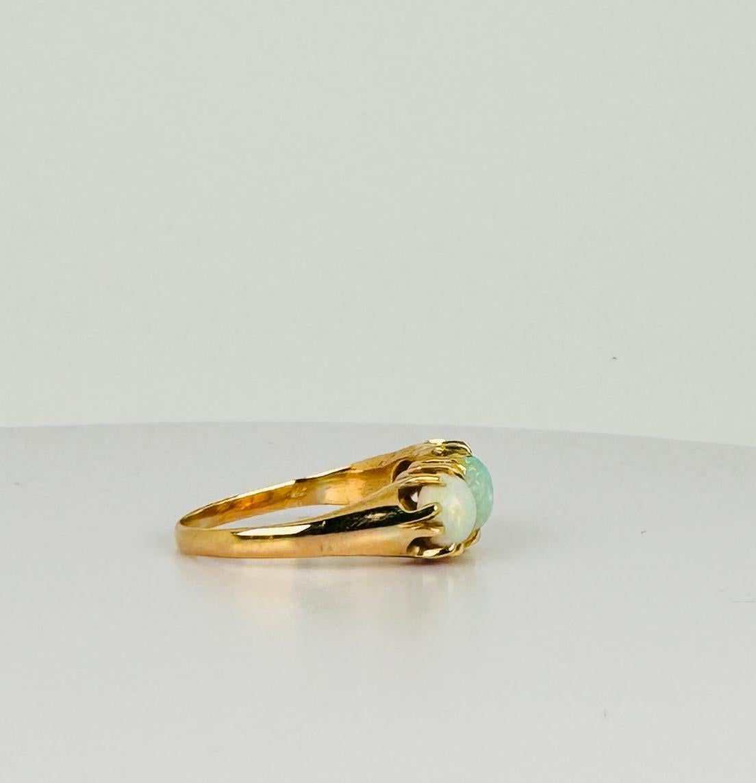 Anillo de oro de 14 quilates de los años 50 con impresionantes ópalos blancos de 1,6 quilates  Elegancia europea en venta 4