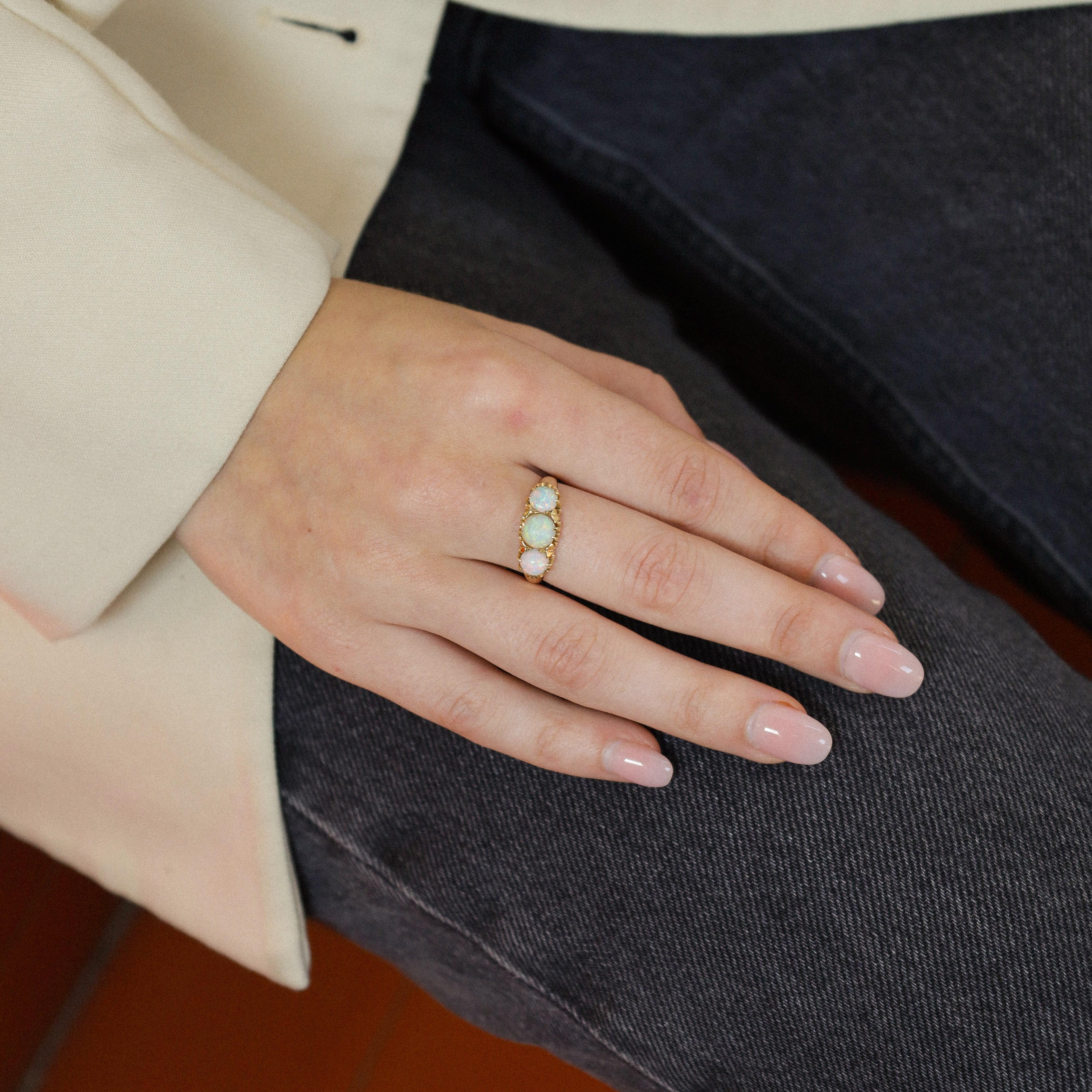 Anillo de oro de 14 quilates de los años 50 con impresionantes ópalos blancos de 1,6 quilates  Elegancia europea en Bueno estado para la venta en Heemstede, NL