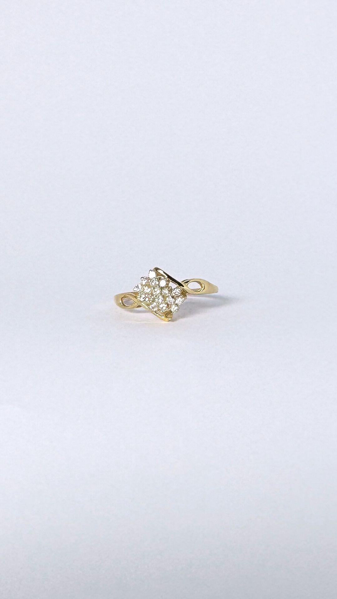 Look at the design and the elegance of this jewel set with brilliant cut diamonds. This ring is made of 18 carat  yellow gold and holds 17 brilliant cut diamonds VVSI of about 0.12. The details of this pre-loved jewel is both charming as for sure