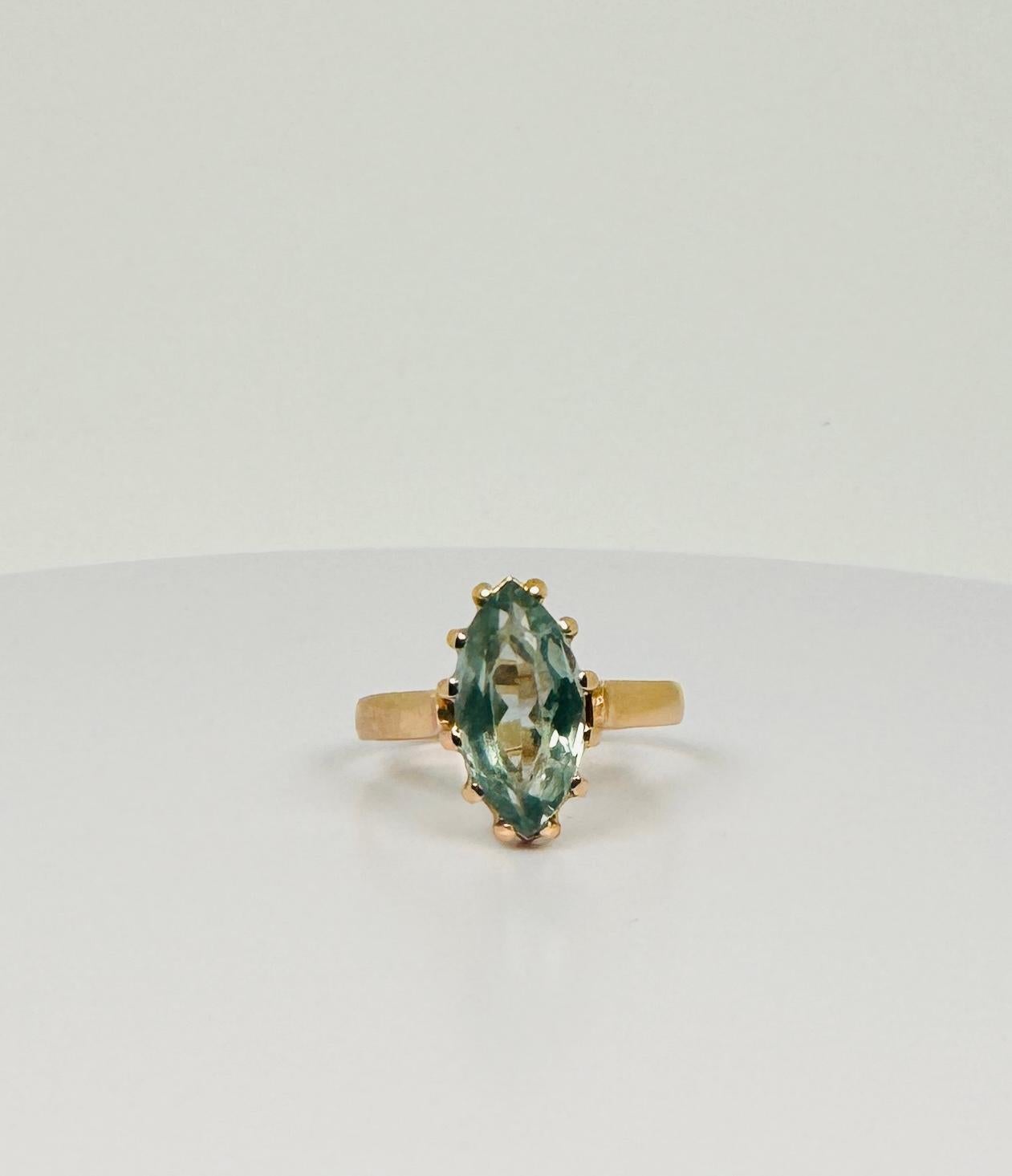 Dieser grüne ovale Spinell-Solitärring in Marquise-Form mit 14-karätiger Warmgold-Fassung ist ein echtes Statement für Liebhaber von Vintage-Schmuck. Dieser Ring mit einem seltenen grünen Spinell im Ovalschliff in einer auffälligen Marquise