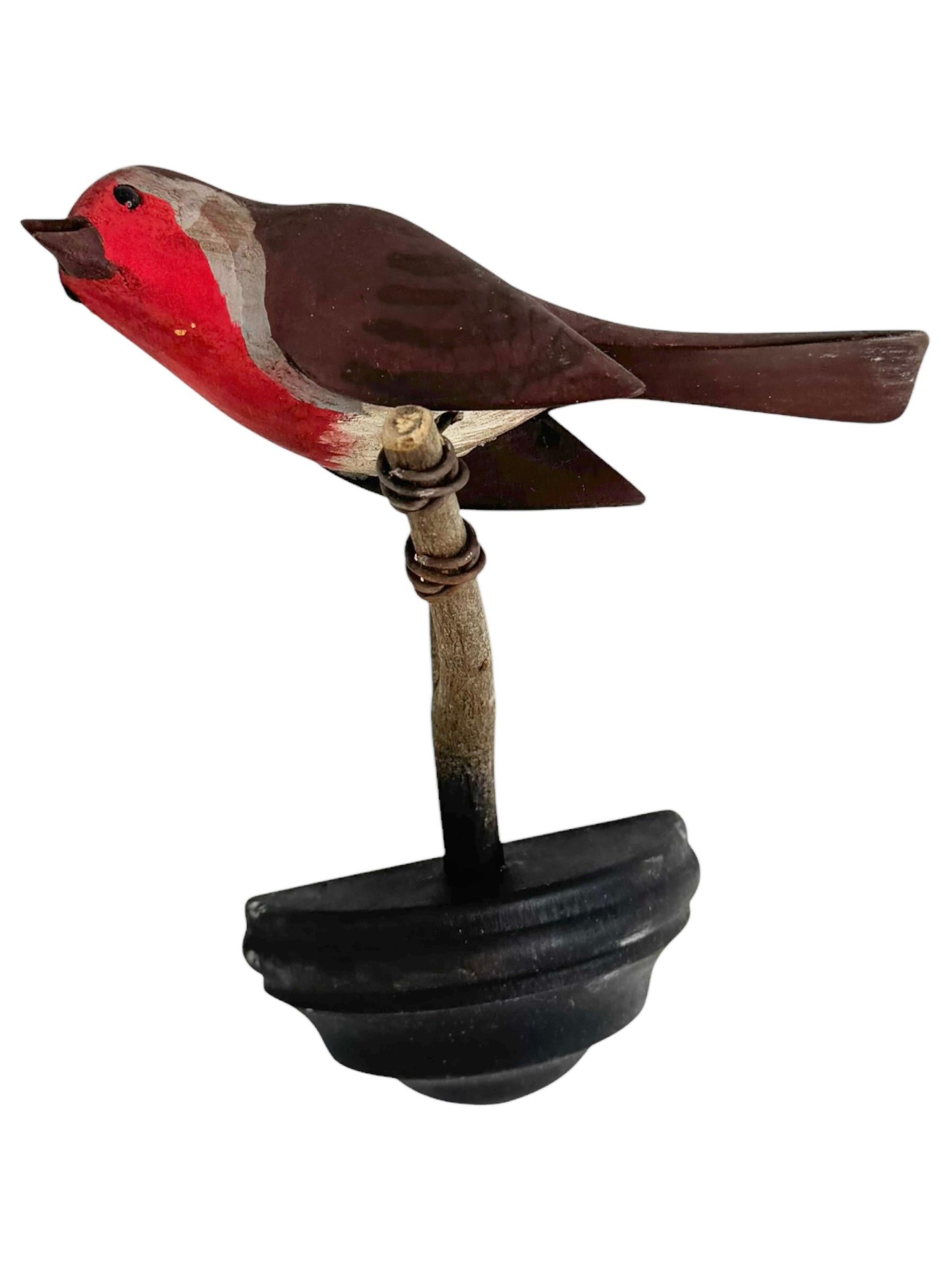 Ein schöner österreichischer Vogel aus dem frühen 20. Jahrhundert, aus Holz geschnitzt und auf einem Ständer zum Aufhängen montiert. Die Tradition dieser in Österreich 