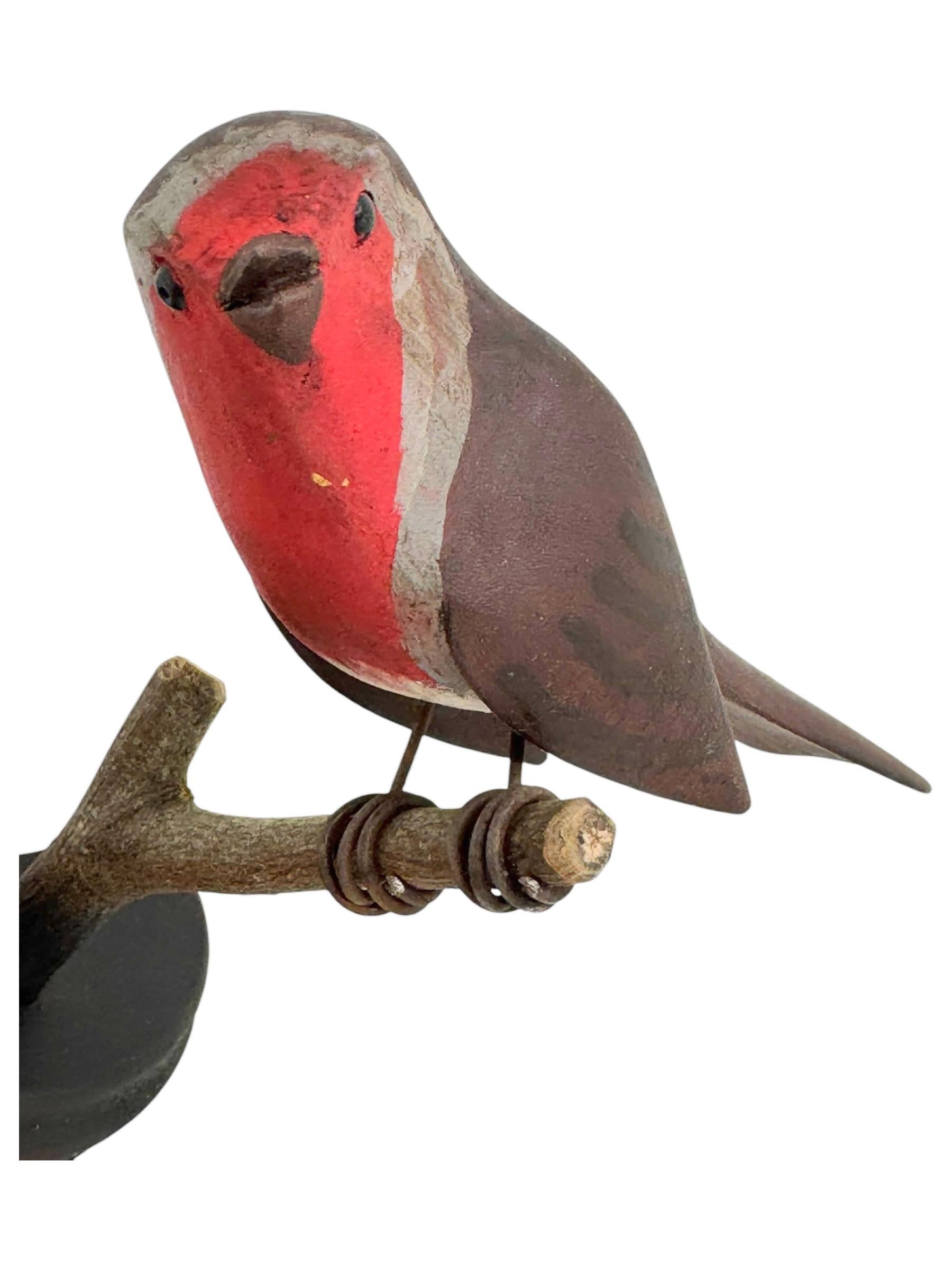 Europäischer Robin Vichtauer Geschnitzter Holzvogel, Schwarzwälder Volkskunst, Österreich, 1910er Jahre (Frühes 20. Jahrhundert)